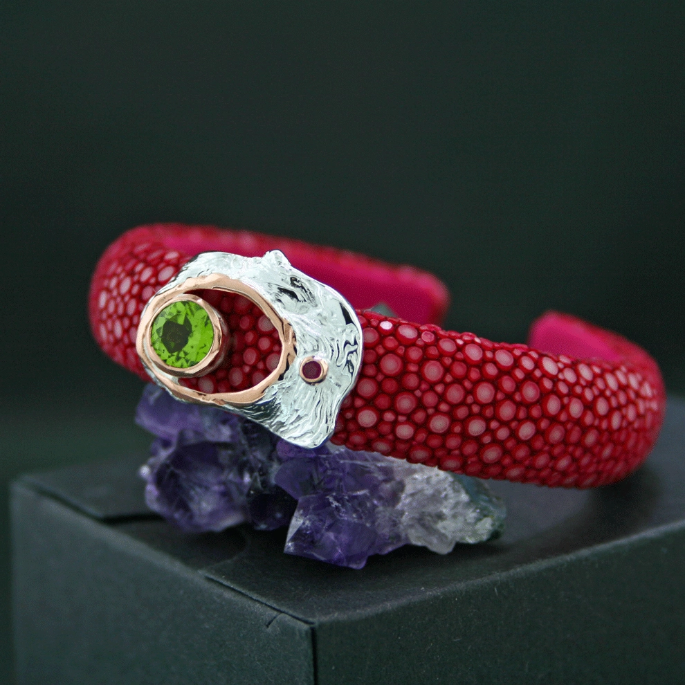Peridot-rosa Saphir-Rochenleder-Armreif, 925/-Silber