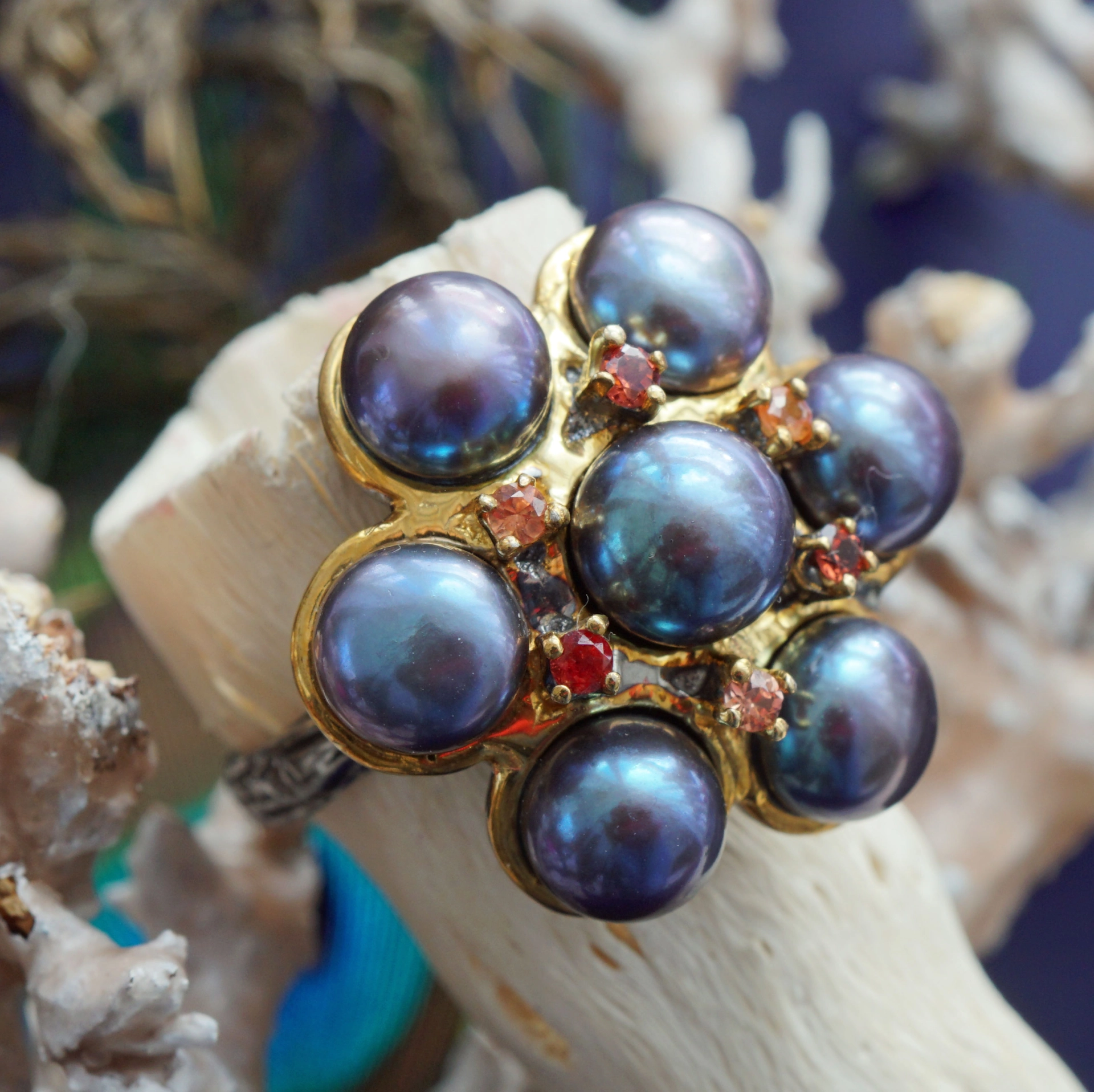 Flower Power Ring mit schwarzen Zuchtperlen und orangen Saphiren 21 mm D. Silber vergoldet