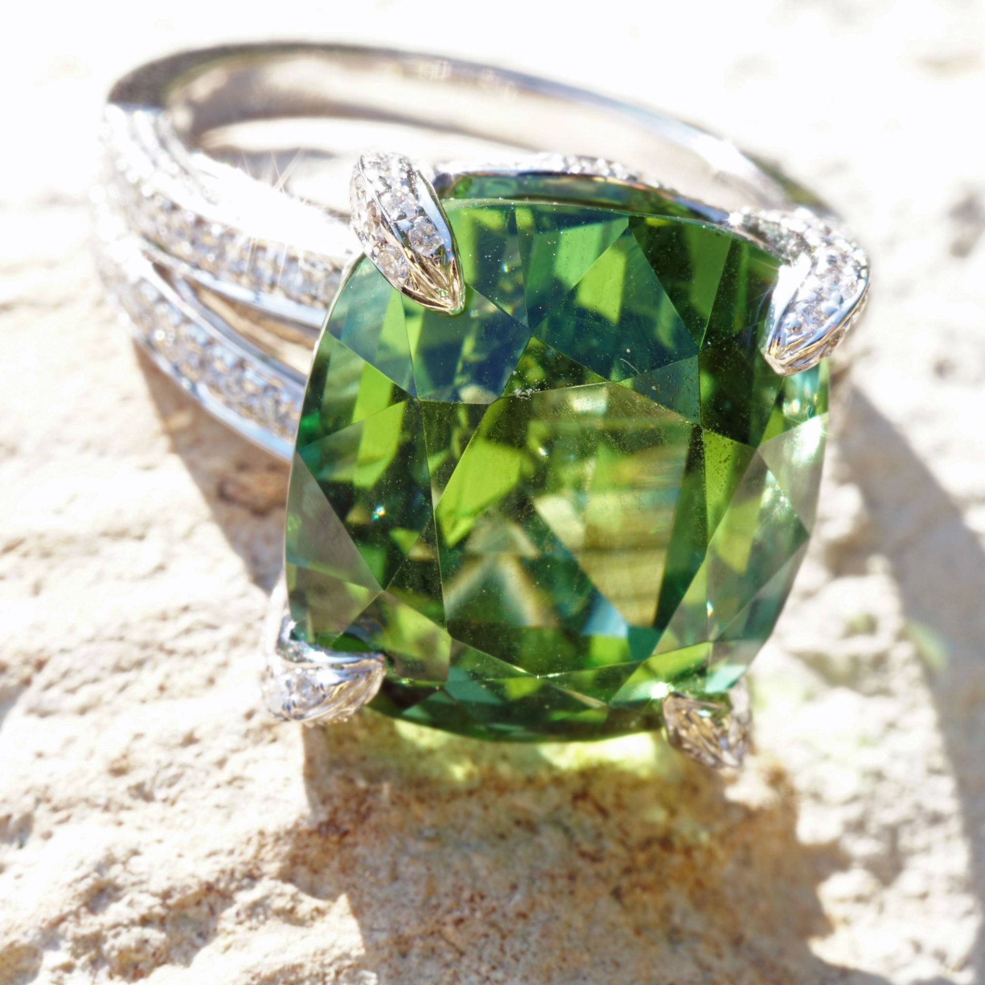 what a kind of magic...a magnific green light mint tourmalin, 14.64 ct, loupeclean