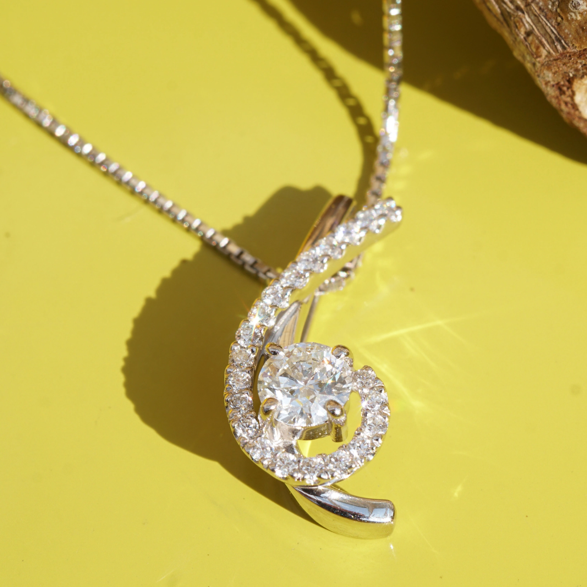 Brilliant Pendant with Chain 0.318 ct 0.14 ct W SI 18.5 x 8 mm 900 Platinum