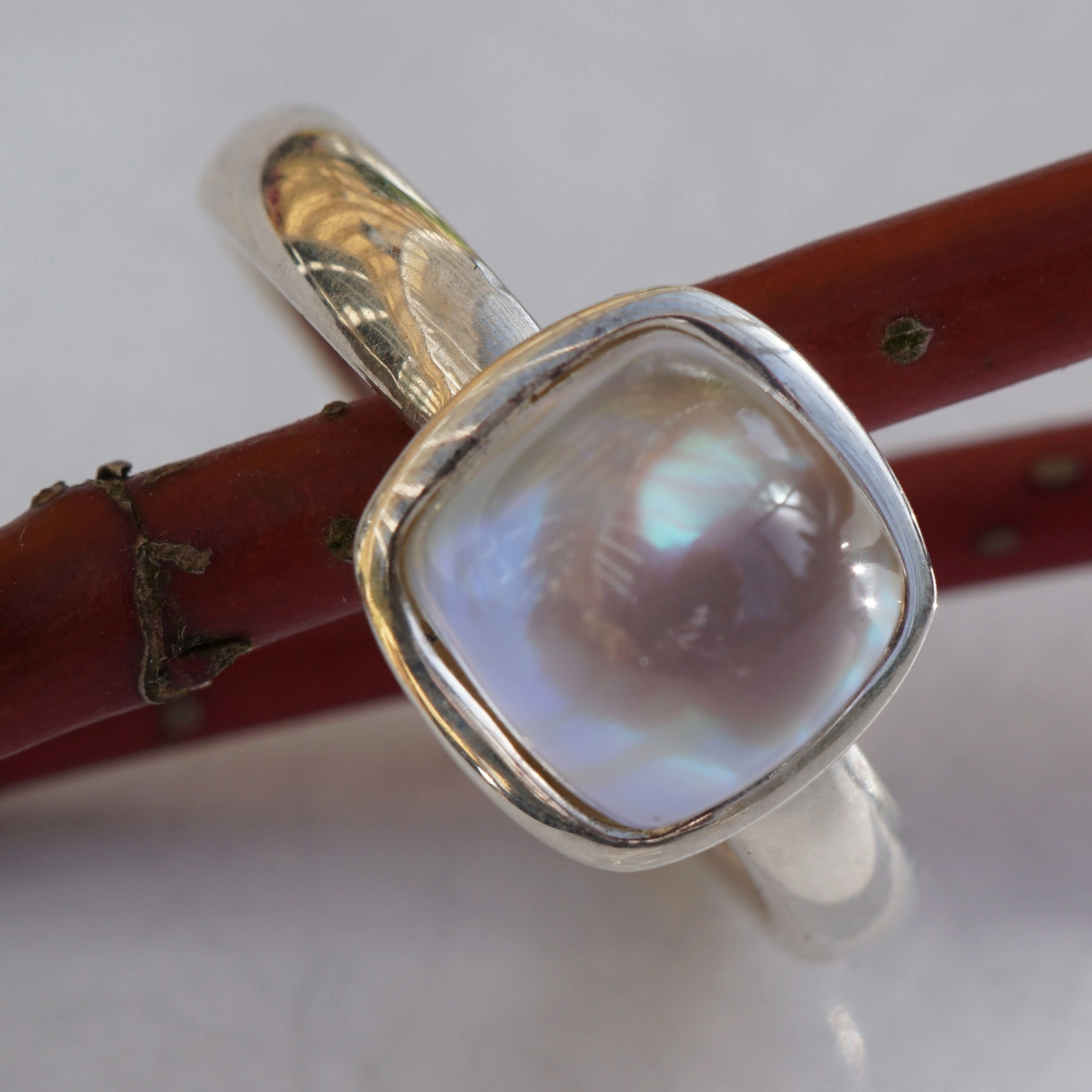 CHILANGO RING TUTENCHAMUN Bergkristall mit Perlmut unterlegt  925er Silber neu mit orig. Etui massiv