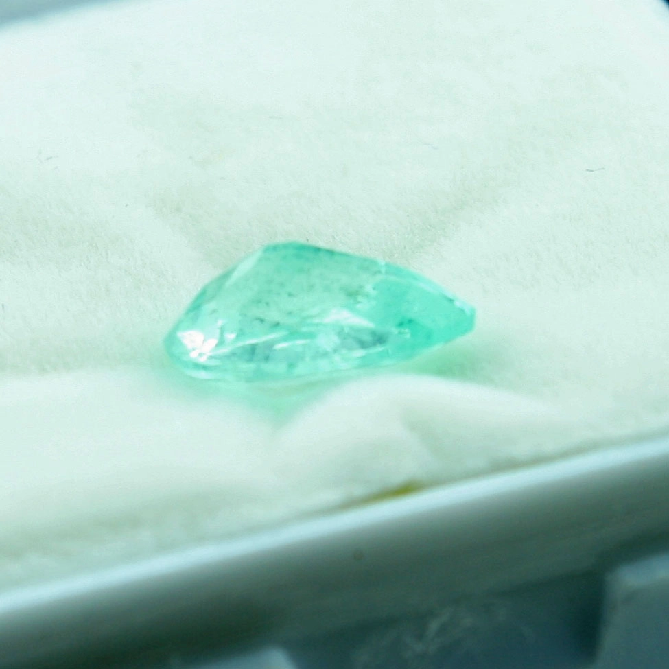Paraibafarbener Turmalin, ca. 2.02 ct, tropfenform