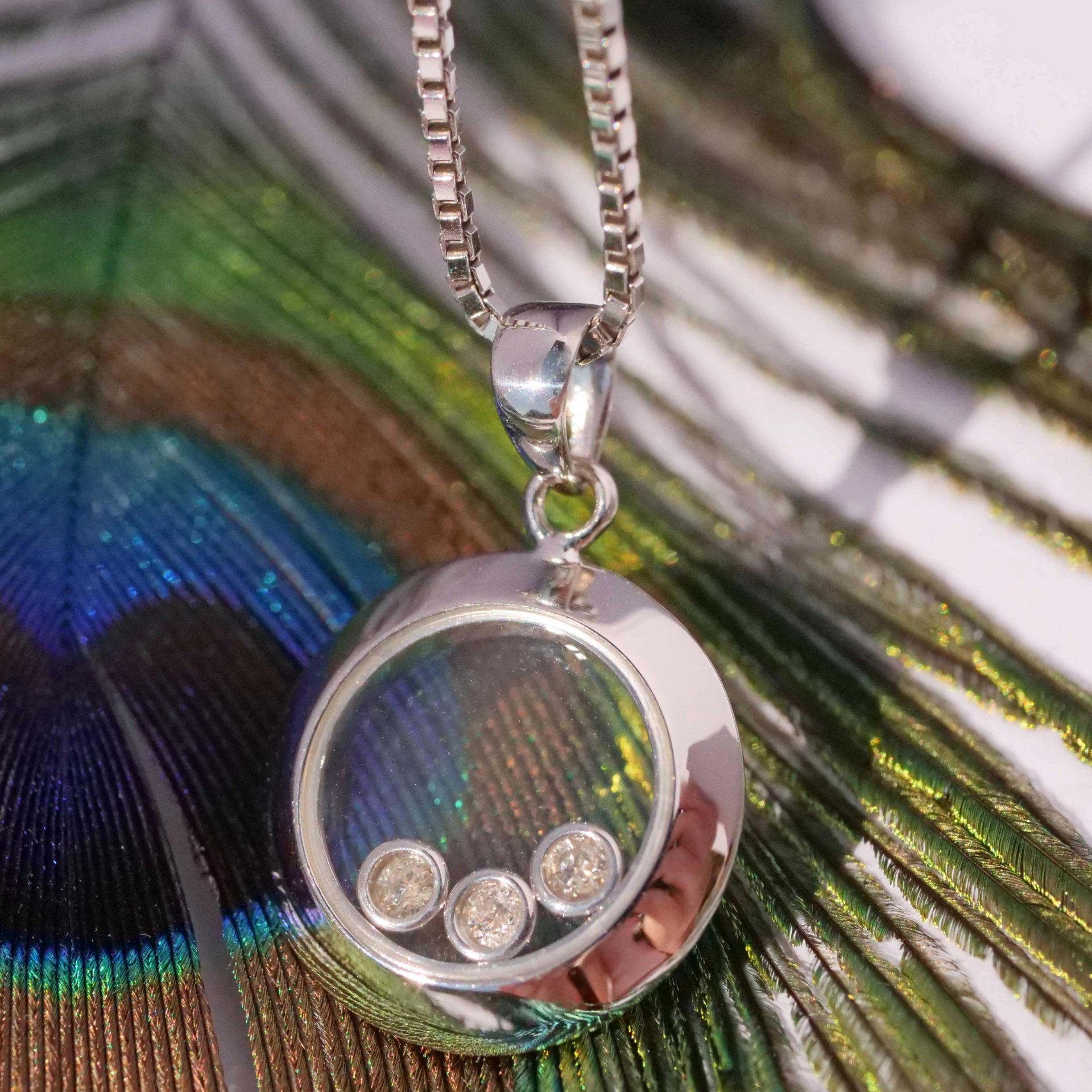 Pendant in 750 White Gold with movable full-cut Diamonds....Eye Catcher