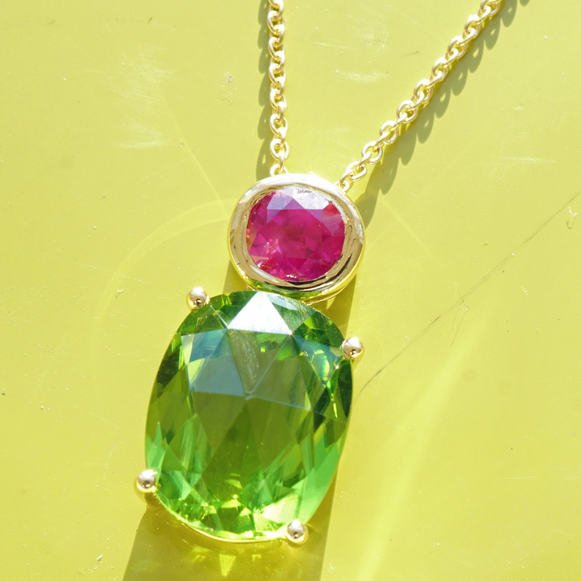 Rubin Peridot Anhänger m. Kette 750er Gelbgold 5.11 ct 0.63 ct AAA+