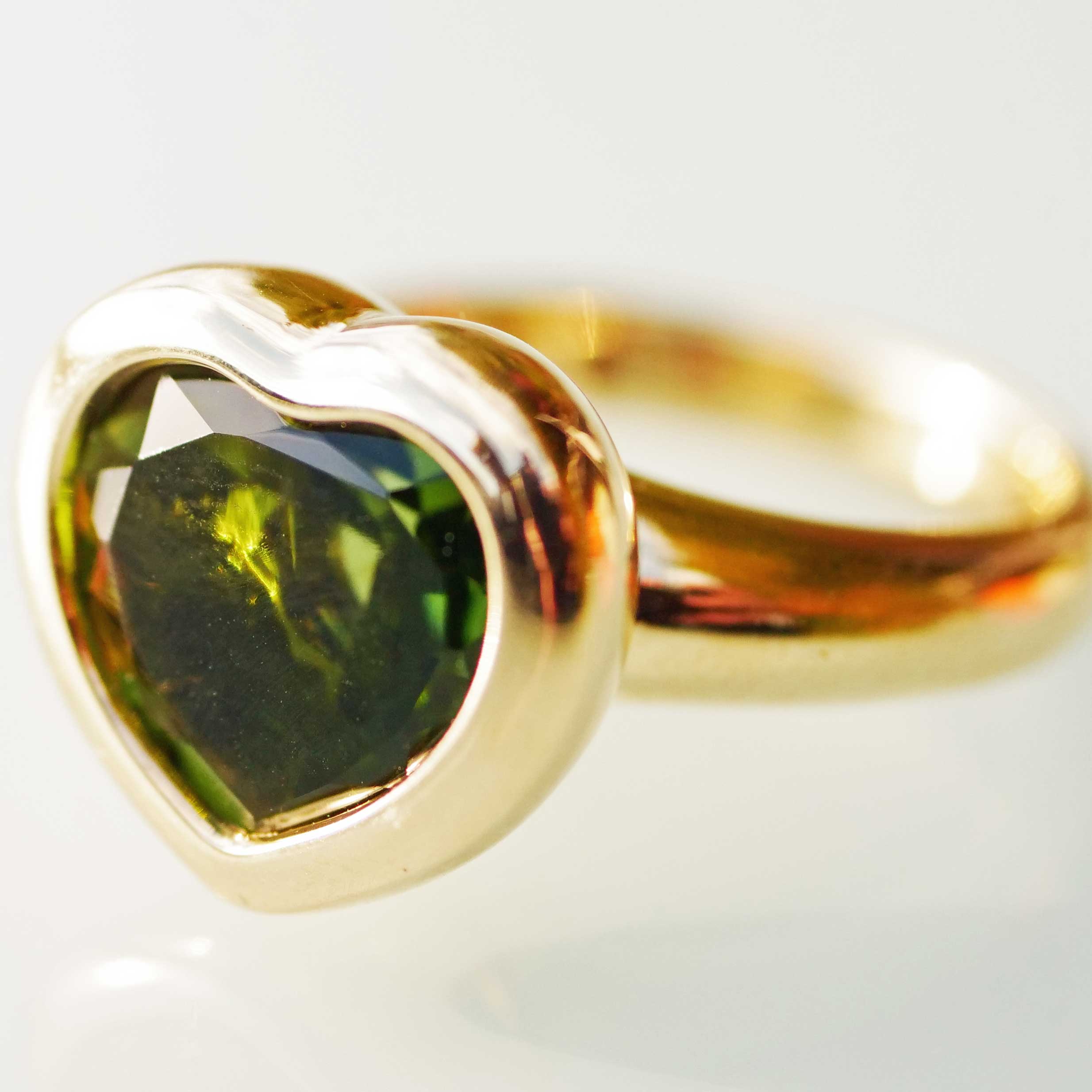 Peridot Heart Ring 750 Yellow Gold made in Valenza... a green modern Heart Ring in solid Gold