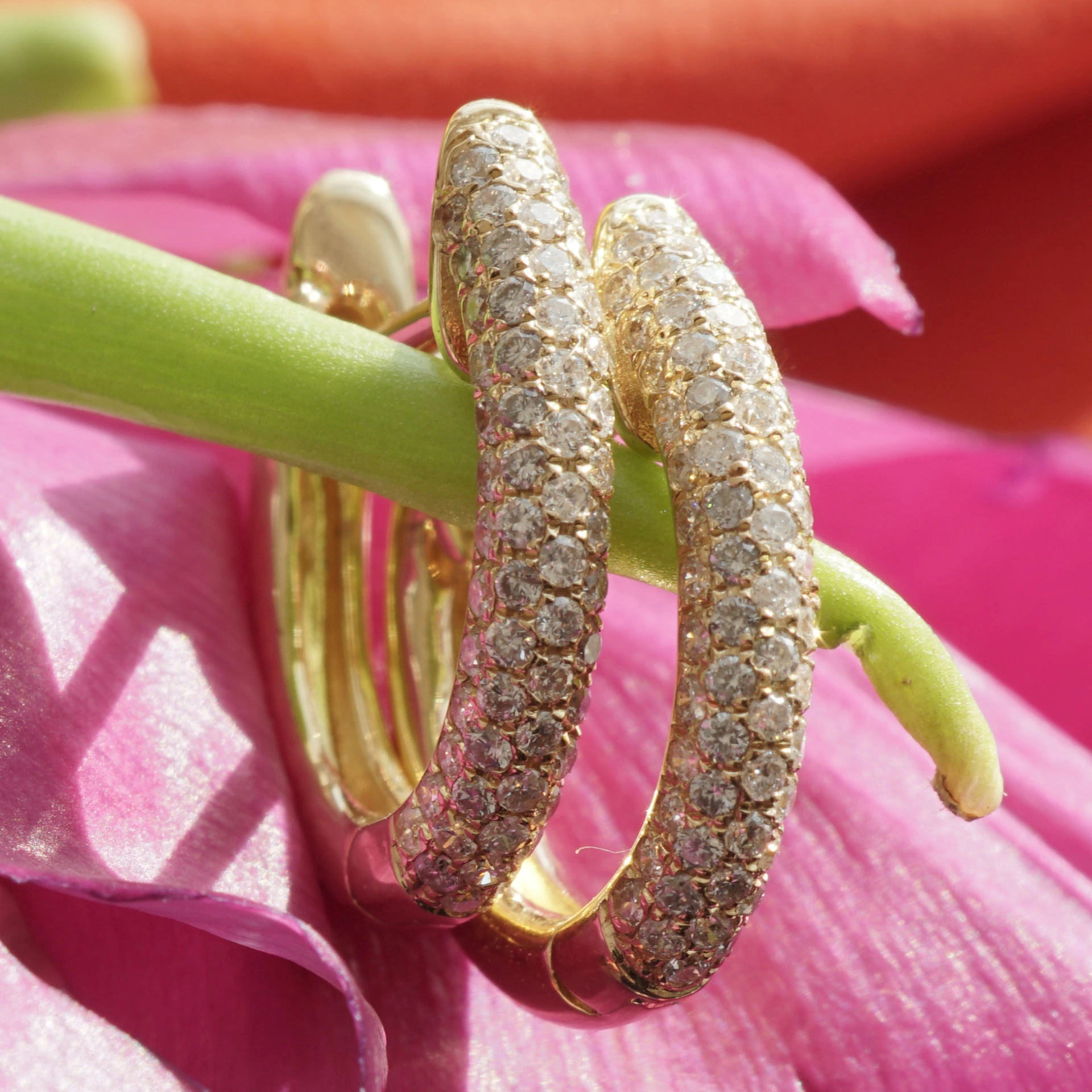 Brillant Halb Creole 14 x 2,5 mm 0.46 ct pavee weiss si-p 750er Gold
