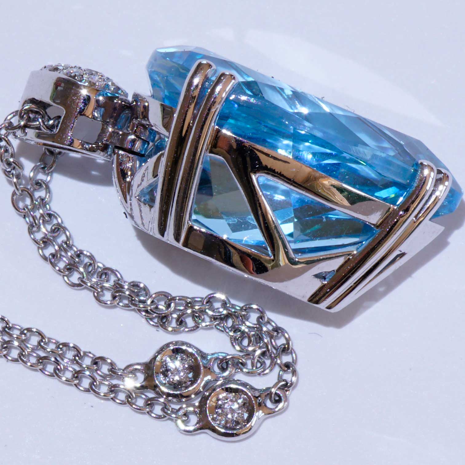 Blue Topaz Brilliant Pendant 750 White Gold 14 ct 0.11 ct Aqua Water Brilliance Teardrop Shape