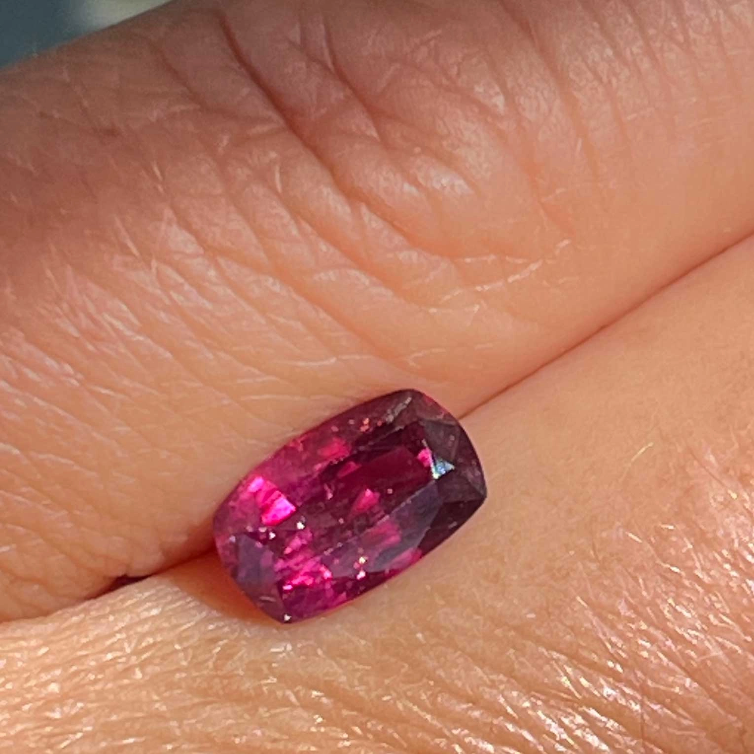 IMG_8430-Unbehandelter-Rubin-aus-Andilamena-Madagascar-1-89-ct-mit-GRA-Expertise-9x5x4-mm GRA certified untreated Ruby (Andilamena / Madagascar) in fine ruby color red/viole 1.89 ct