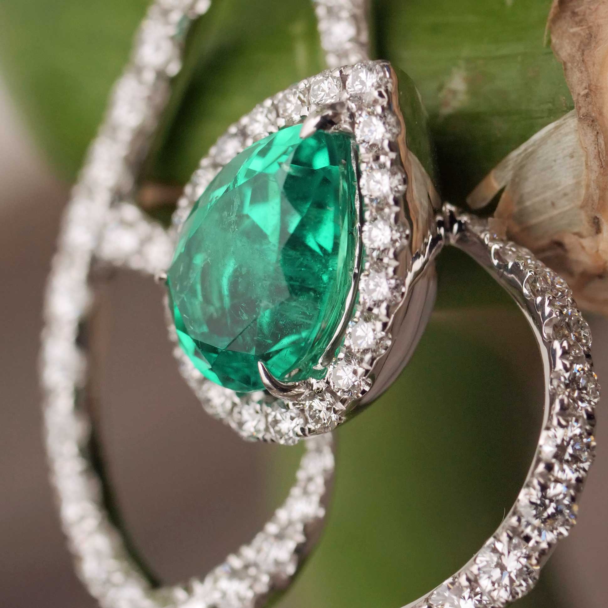 Diamond Emerald Necklace....18 kt Whitegold....bright vivid green Emeraldcolor