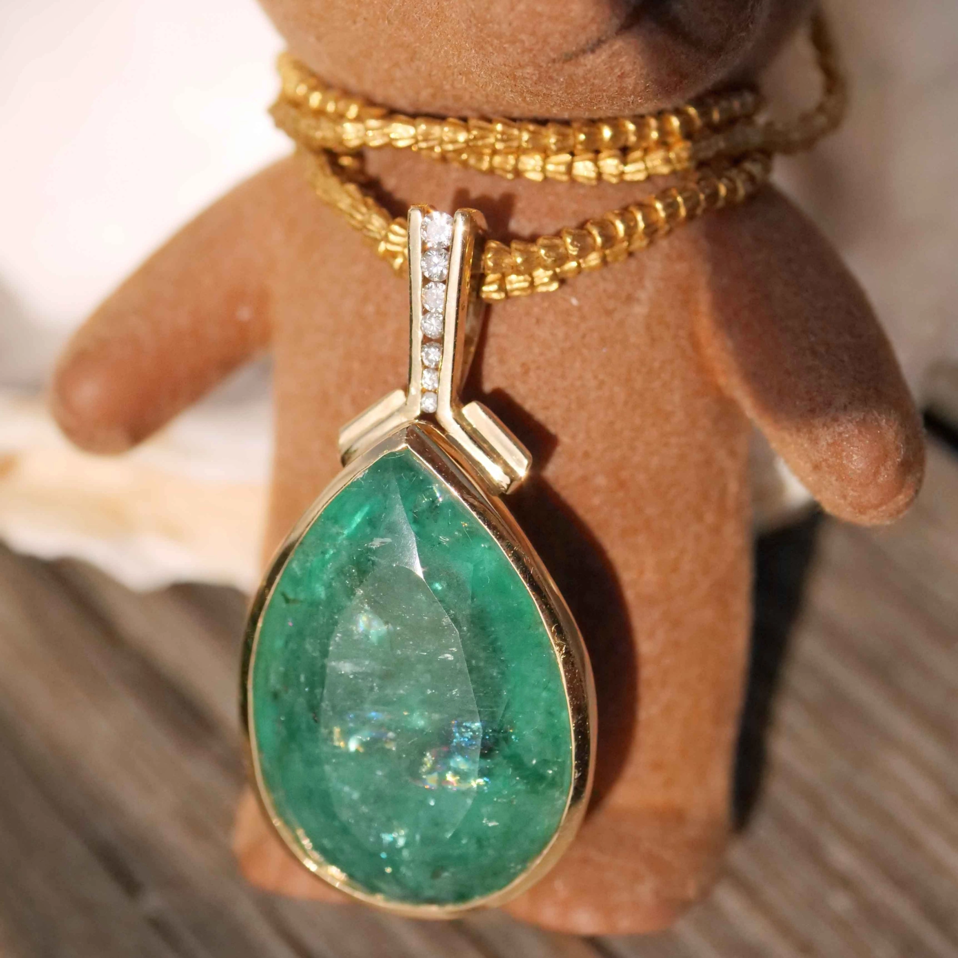 Emerald Drop Brilliant Pendant with magnific 28 carat Weight 14 kt Yellowgold