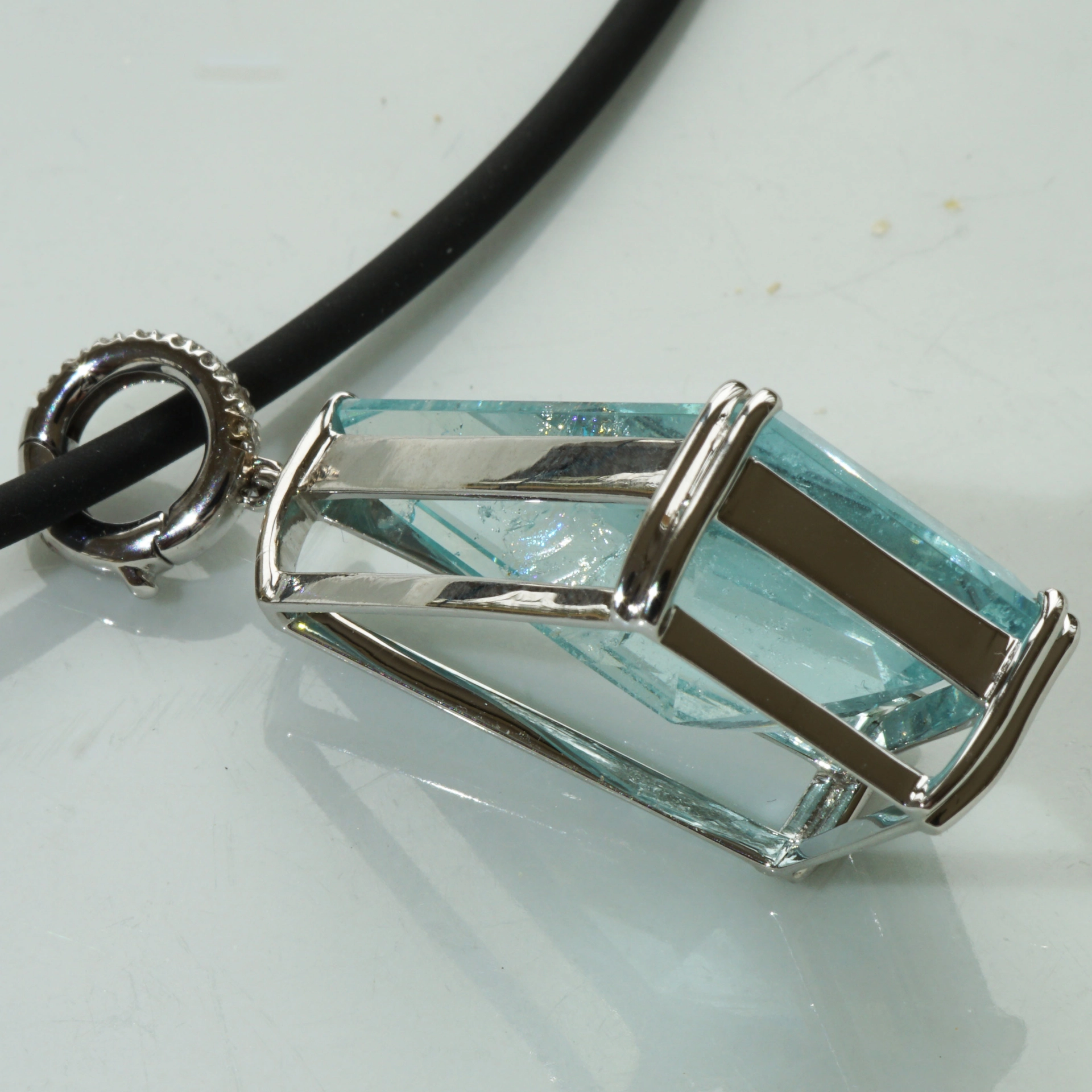 Dragonshape Aquamarin Pendant Whitegold..dark Color