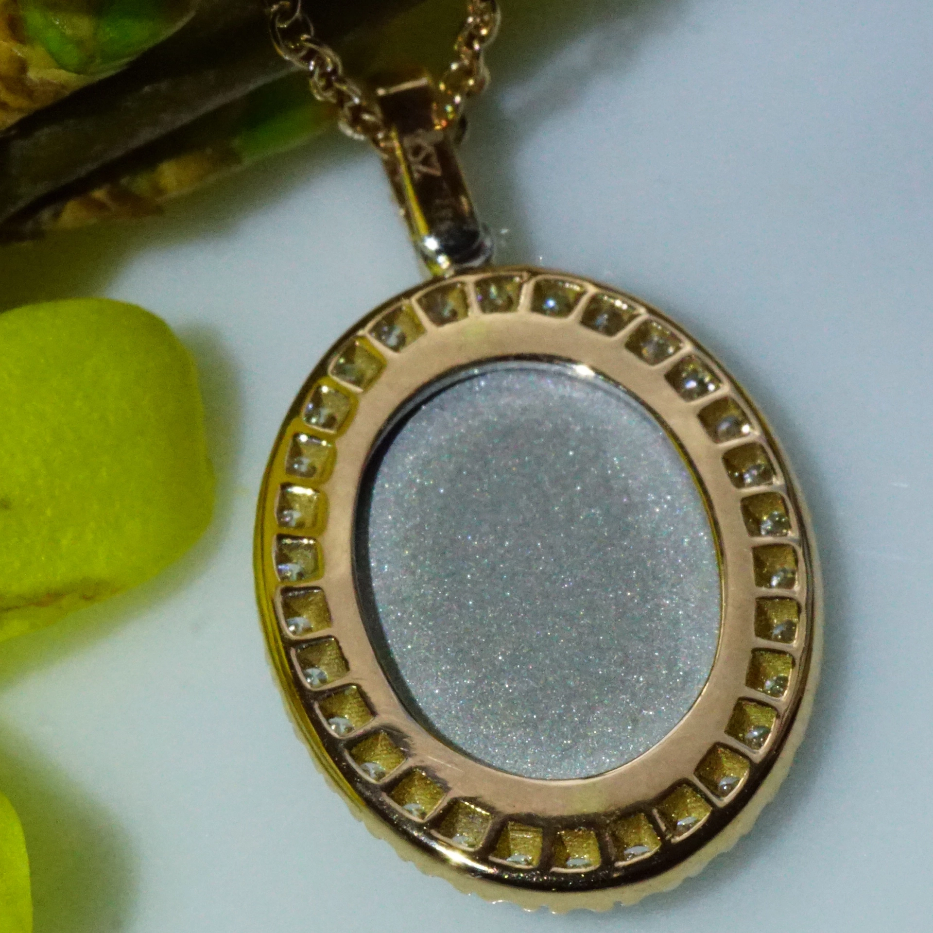 Sweet Madonna Pendant made in italy perfectly set in 750 White Gold and Rose Gold