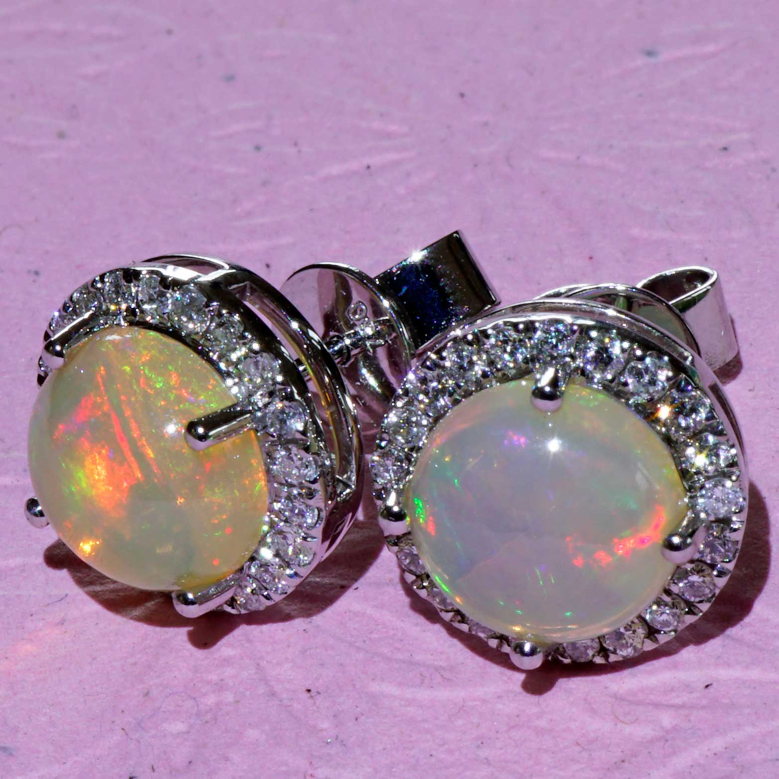 Brilliant Opal Ear Stud 18 kt Whitegold TW / VS lively fine transluzent Ethiopia