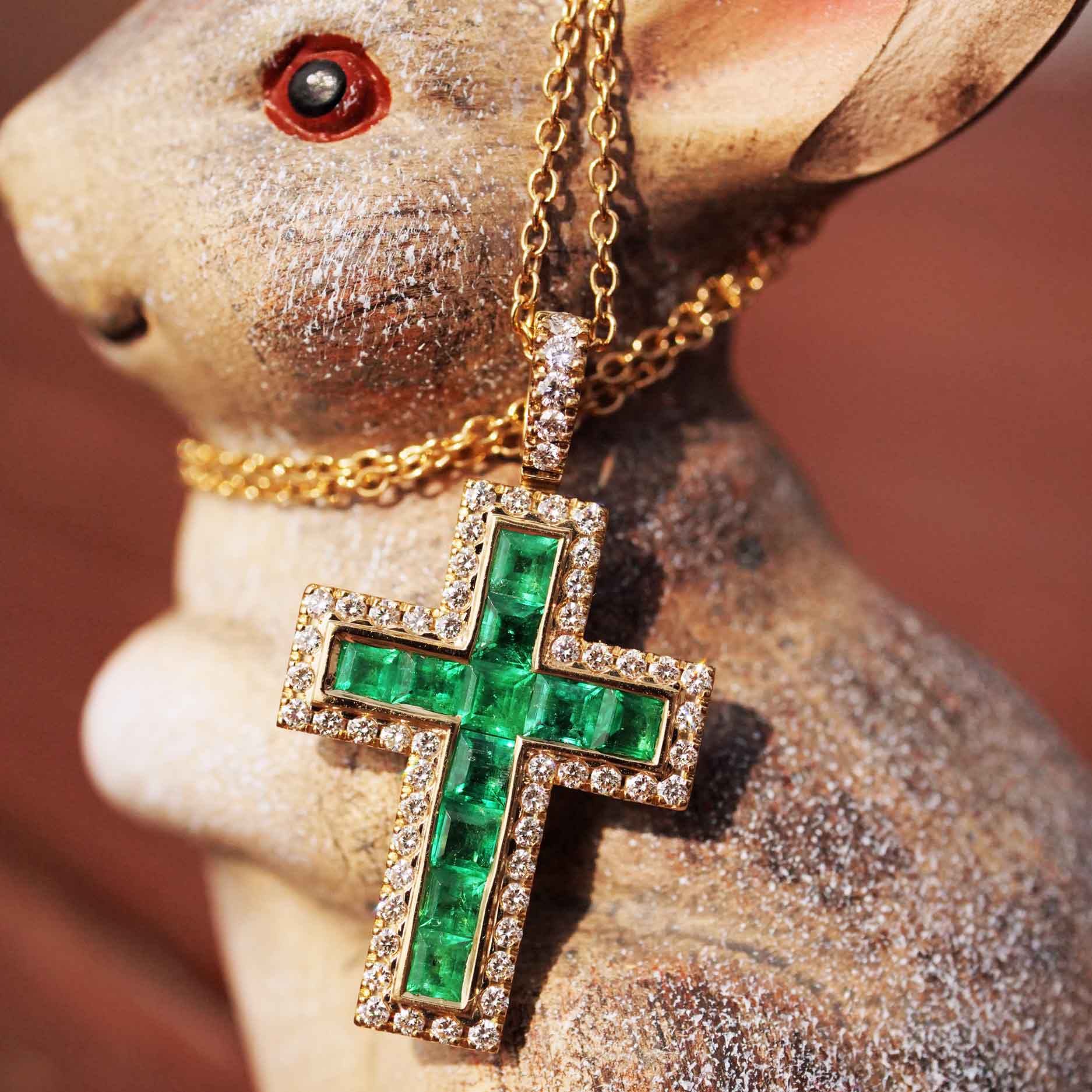 Bright Green AAA+ Panshir Emerald Brilliant Cross with Chain in 750 Yellow Gold - 0.98 ct 0.38 ct TW VS