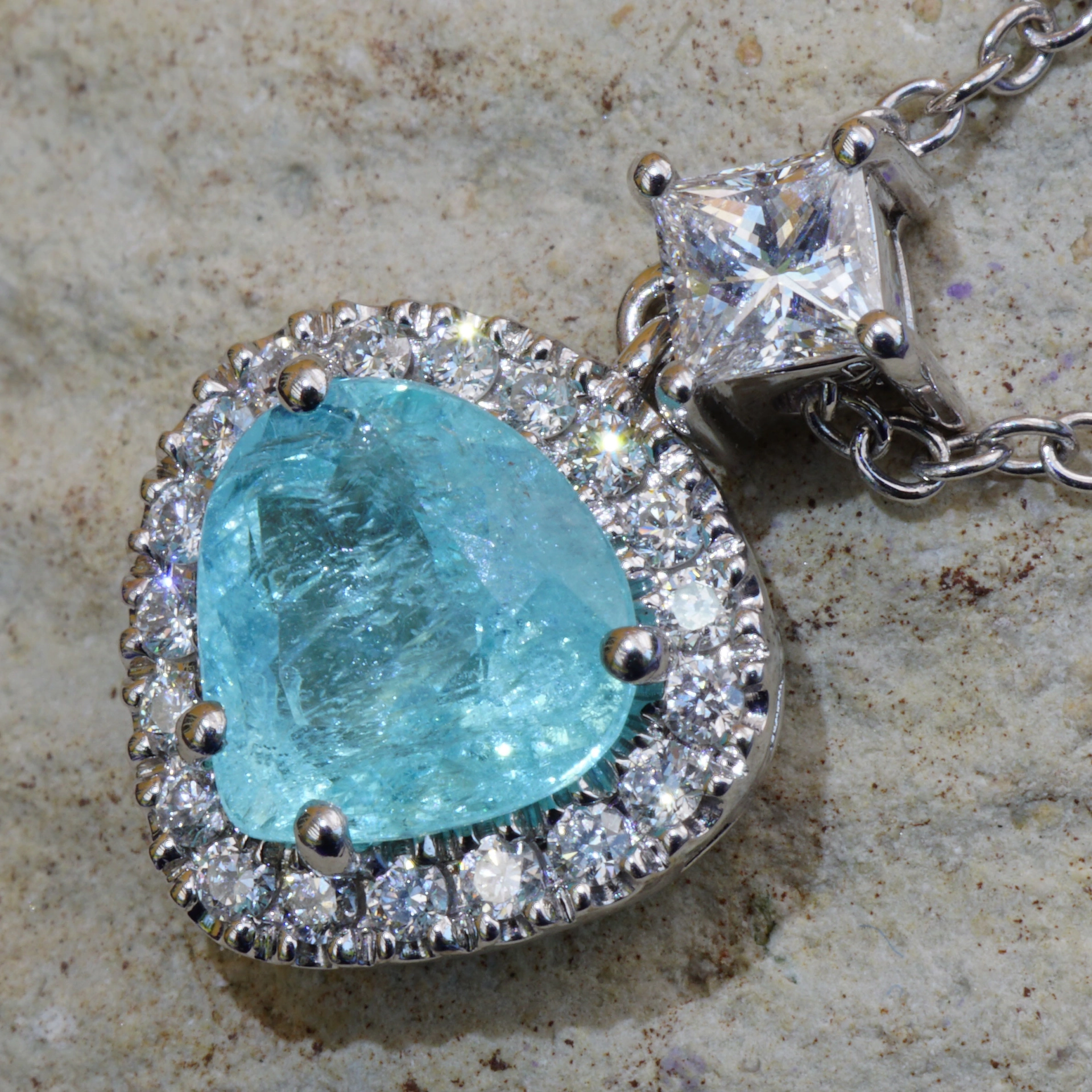 great paraiba turmalin of 128 ct, AAA brilliant. swimmingpool blue-green 18 kt whitegold