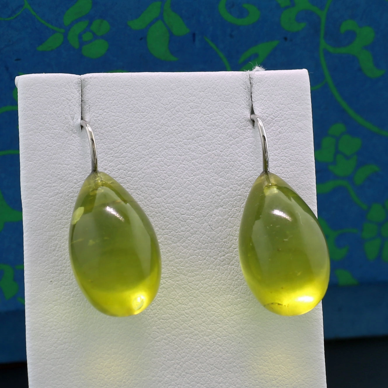 Grüne Bernstein Pampel Ohrhänger in 750er Weissgold 31 x 12 mm