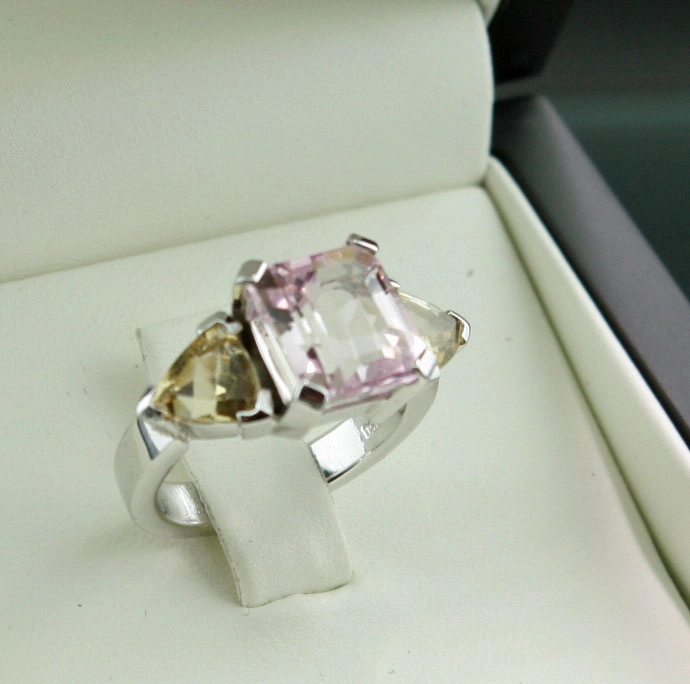 "1milliondollar"-Kunzit-Saphir-Ring,750er-Weißgold,