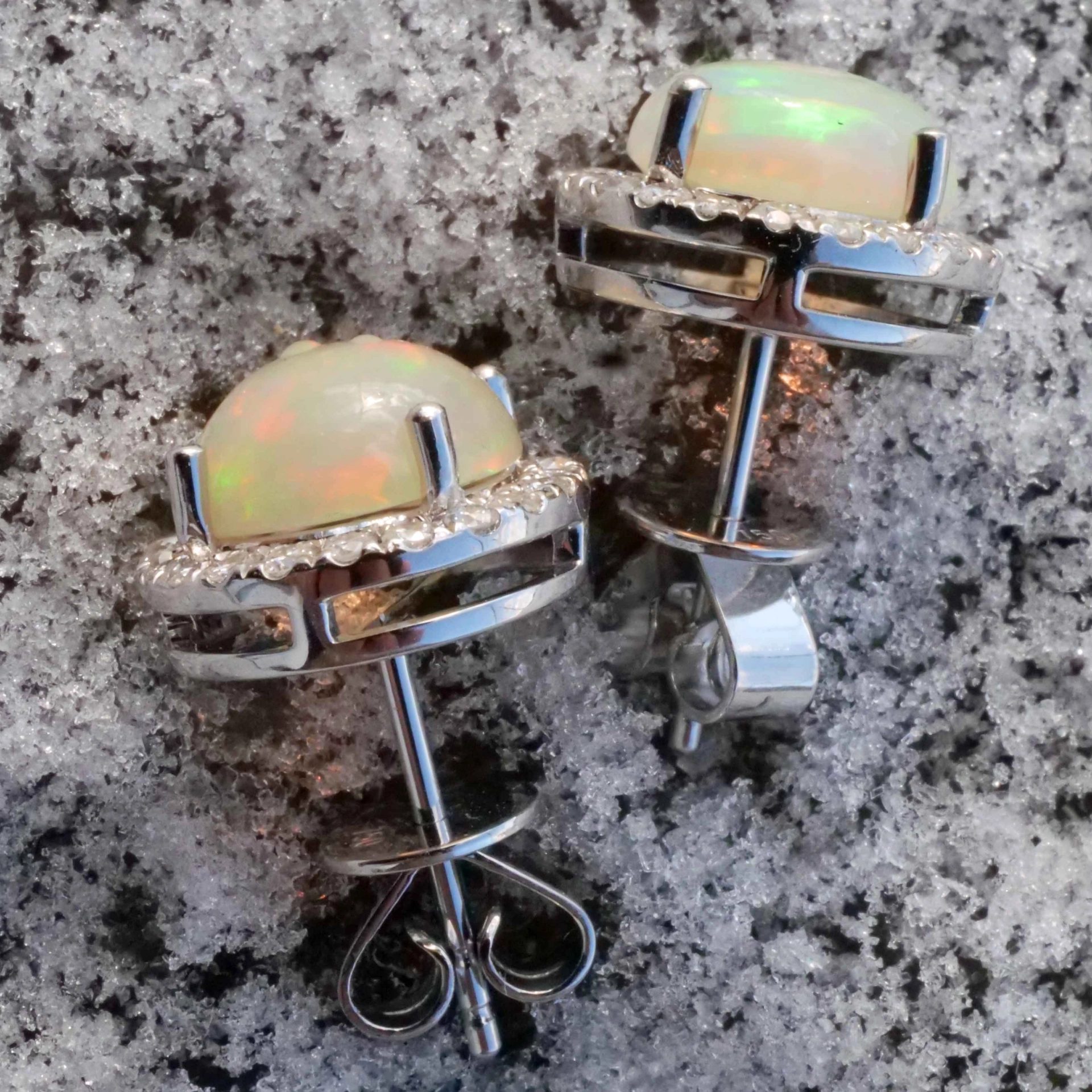 Brilliant Opal Ear Stud 18 kt Whitegold TW / VS lively fine transluzent Ethiopia