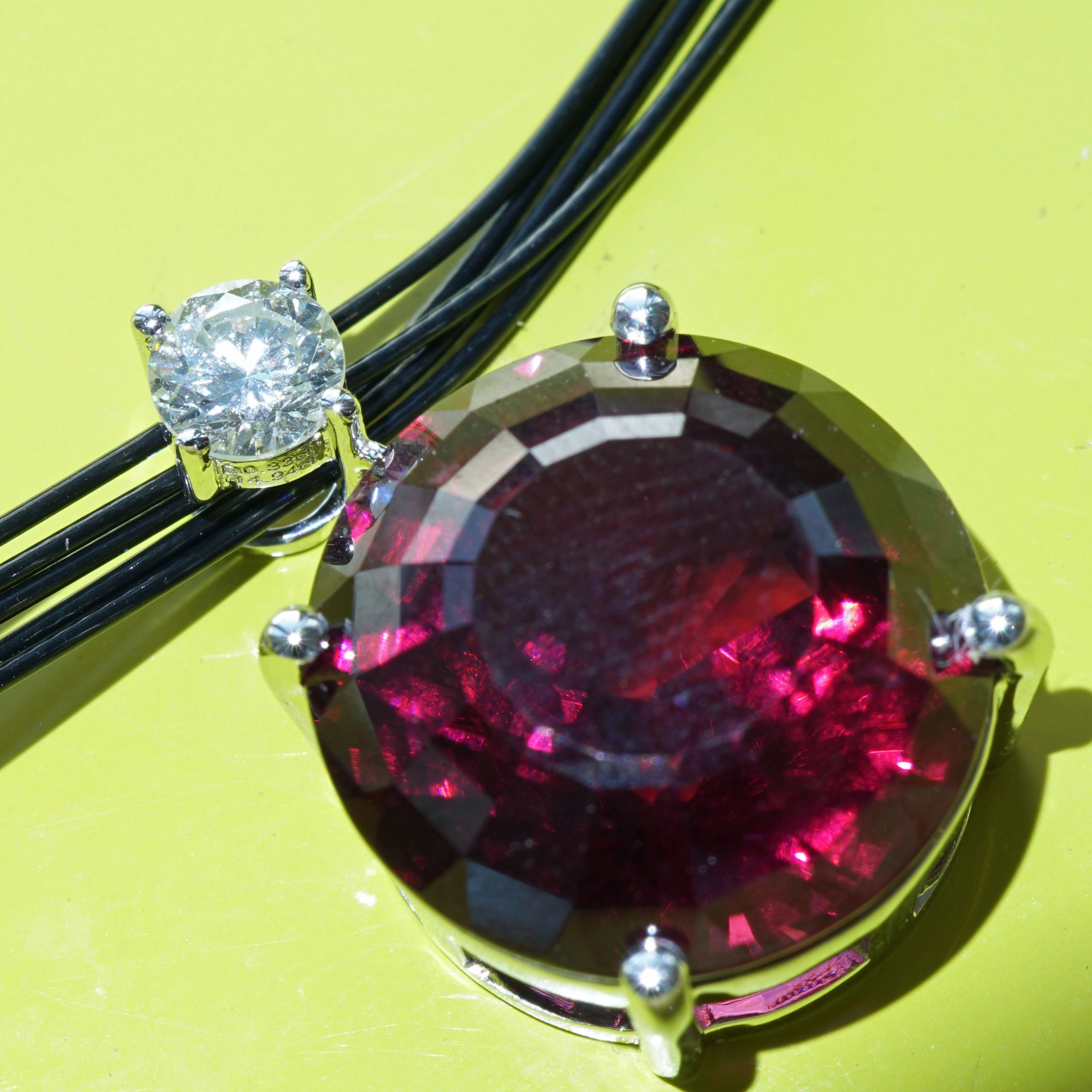 Rhodolithe Garnet 15 ct amazing Color with IGI Diamond