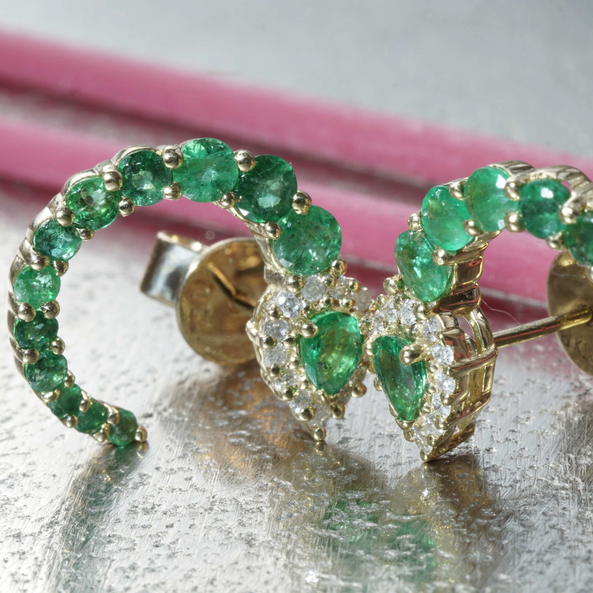 Emerald Brilliant Stud Earrings Three Quarter Circle 18 kt Yellow Gold