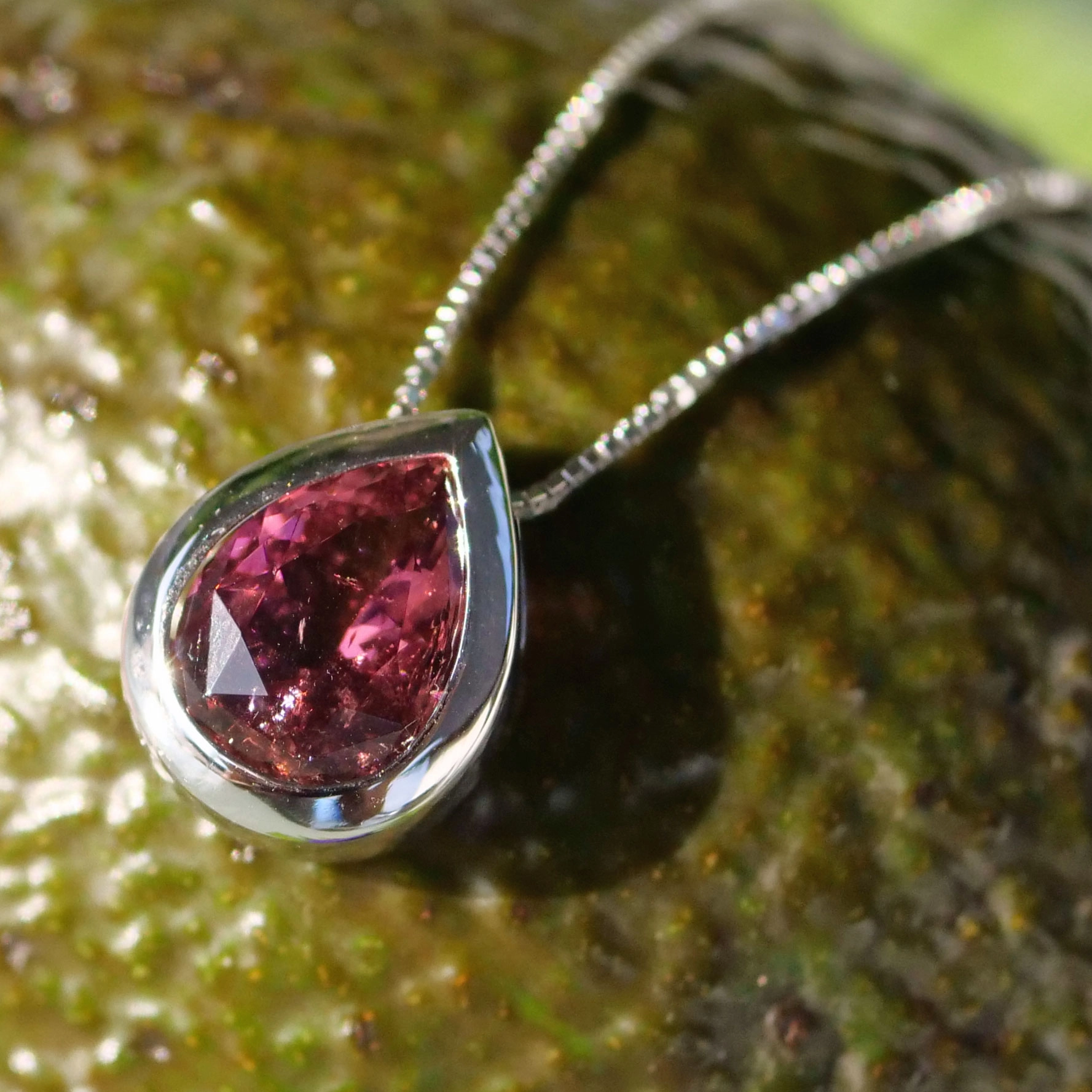 ..big pink turmalin pendant.....very nice color....great appearance, drop cut, approx. 3.66 ct, AAA