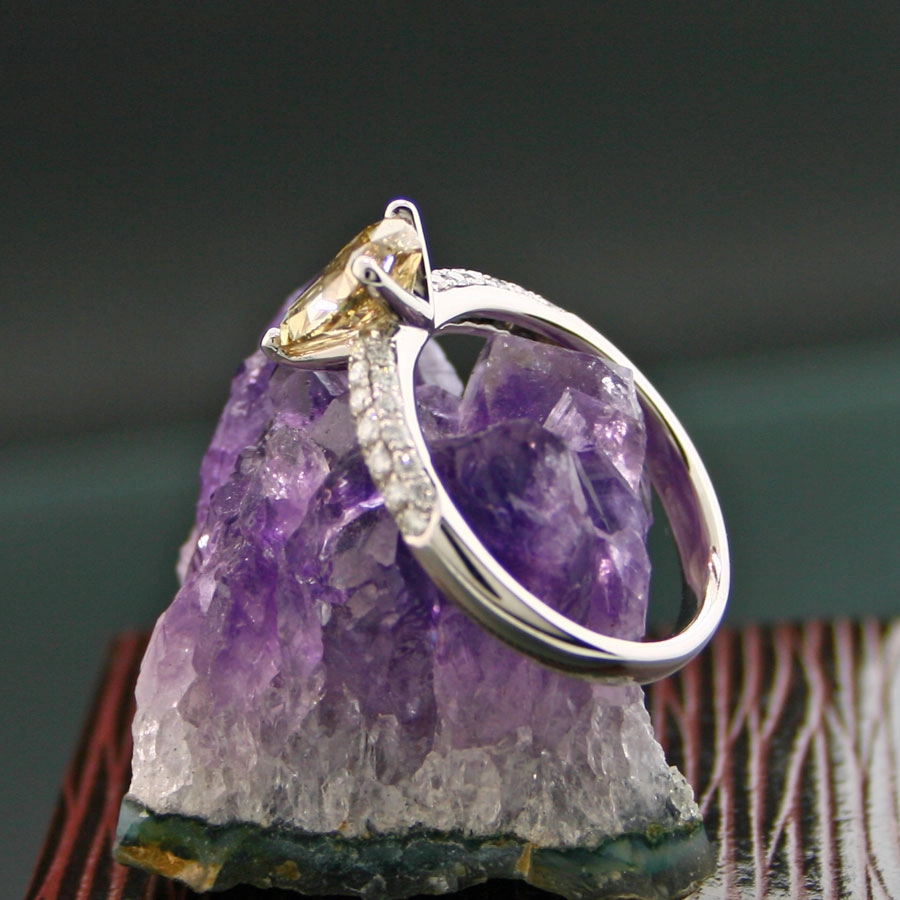 Diamant-Tropfen-1.58 ct-900er-Platin-Ring mit Besatzbrillanten-0.37 ct