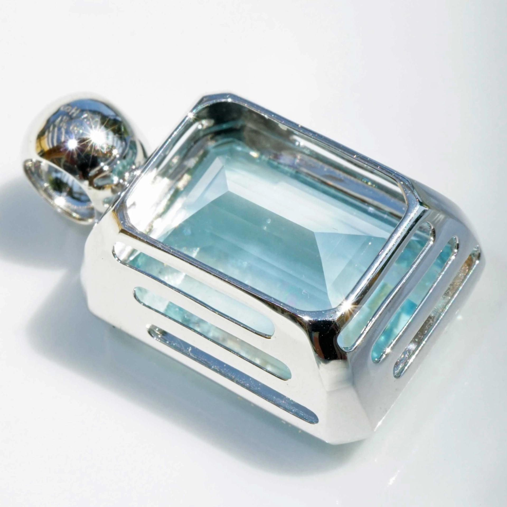 Newly arrived! Aquamarine Pendant 18 White Gold 17.66 ct  fine Quality feine Cut