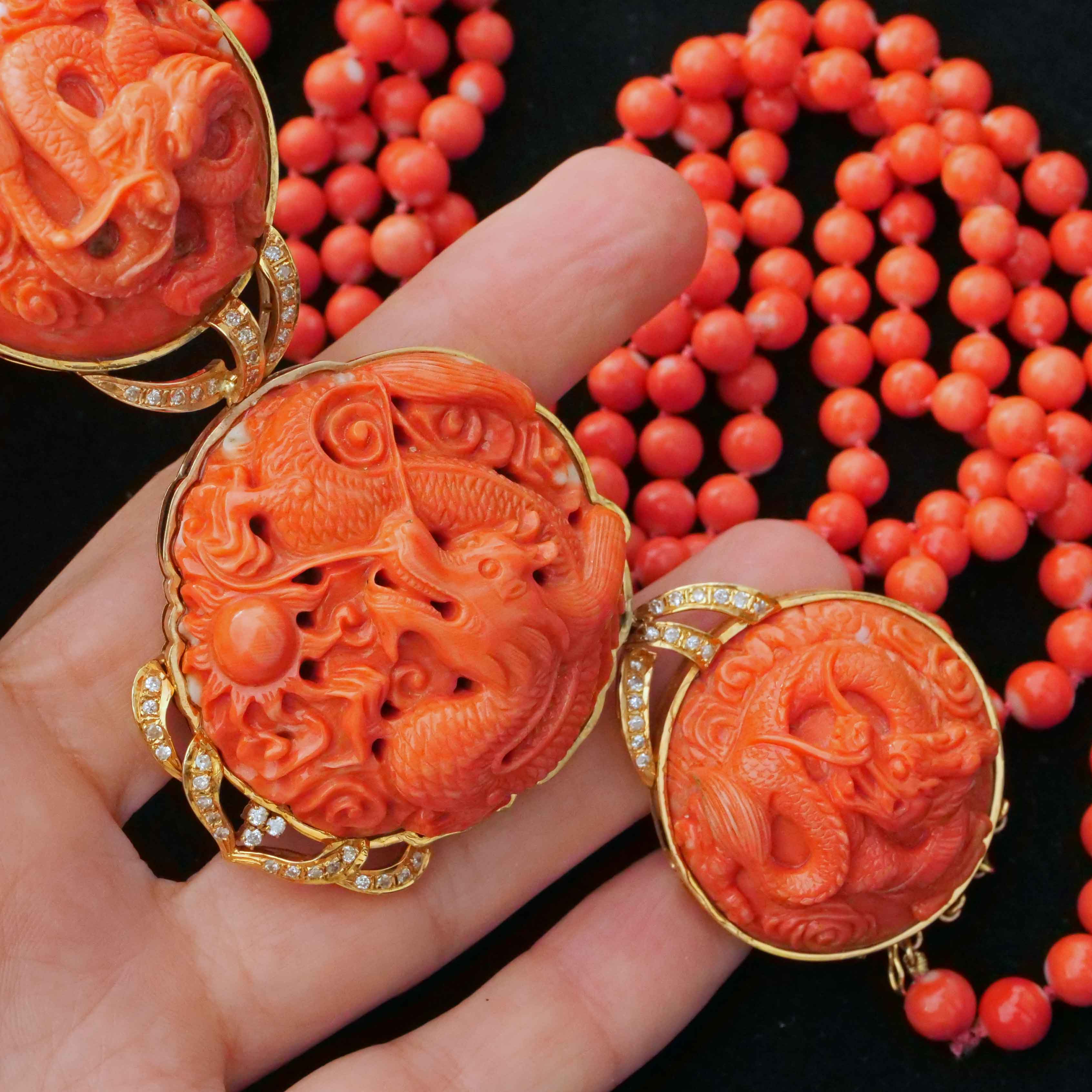Coral Brilliant Necklace around 1980 with carved Dragon Motifs and four-row Coral Ball Chain