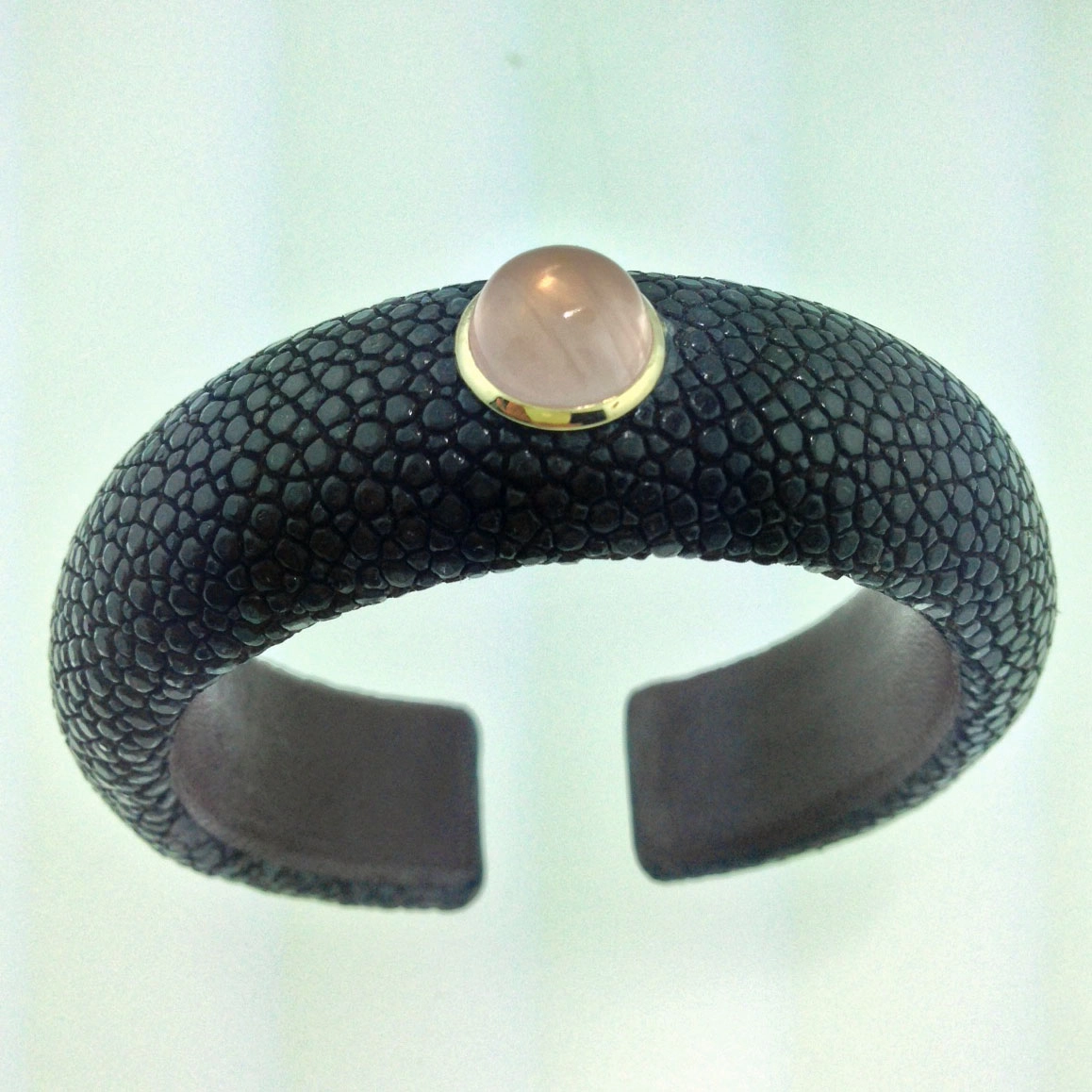 Rosenquarz Cabochon Rochenleder Armreif 585er Gold