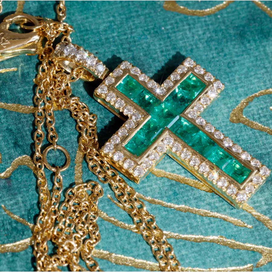 Bright Green AAA+ Panshir Emerald Brilliant Cross with Chain in 750 Yellow Gold - 0.98 ct 0.38 ct TW VS
