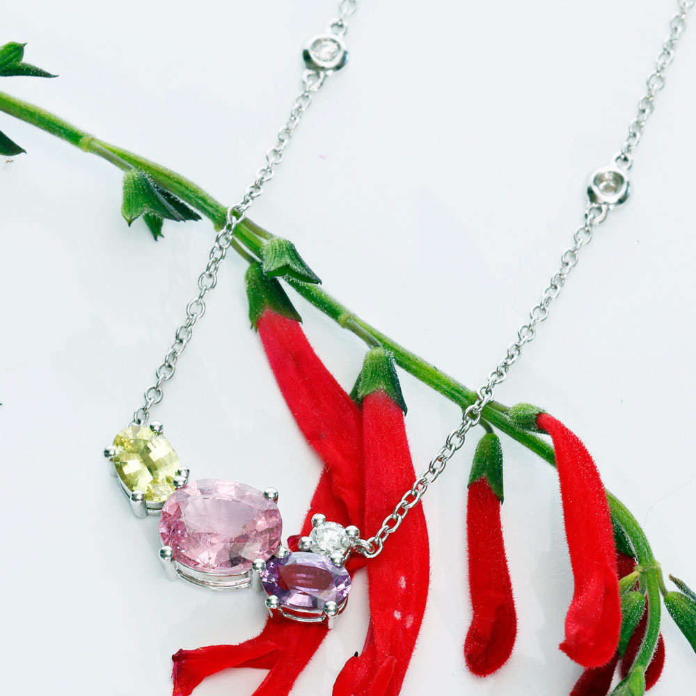 Saphir Spinell Brillant Necklace 18kt Whitegold 2.60 ct 0.20 ct Ilakaka Mine Madagascar yellow purpled Mine Tadschikistan
