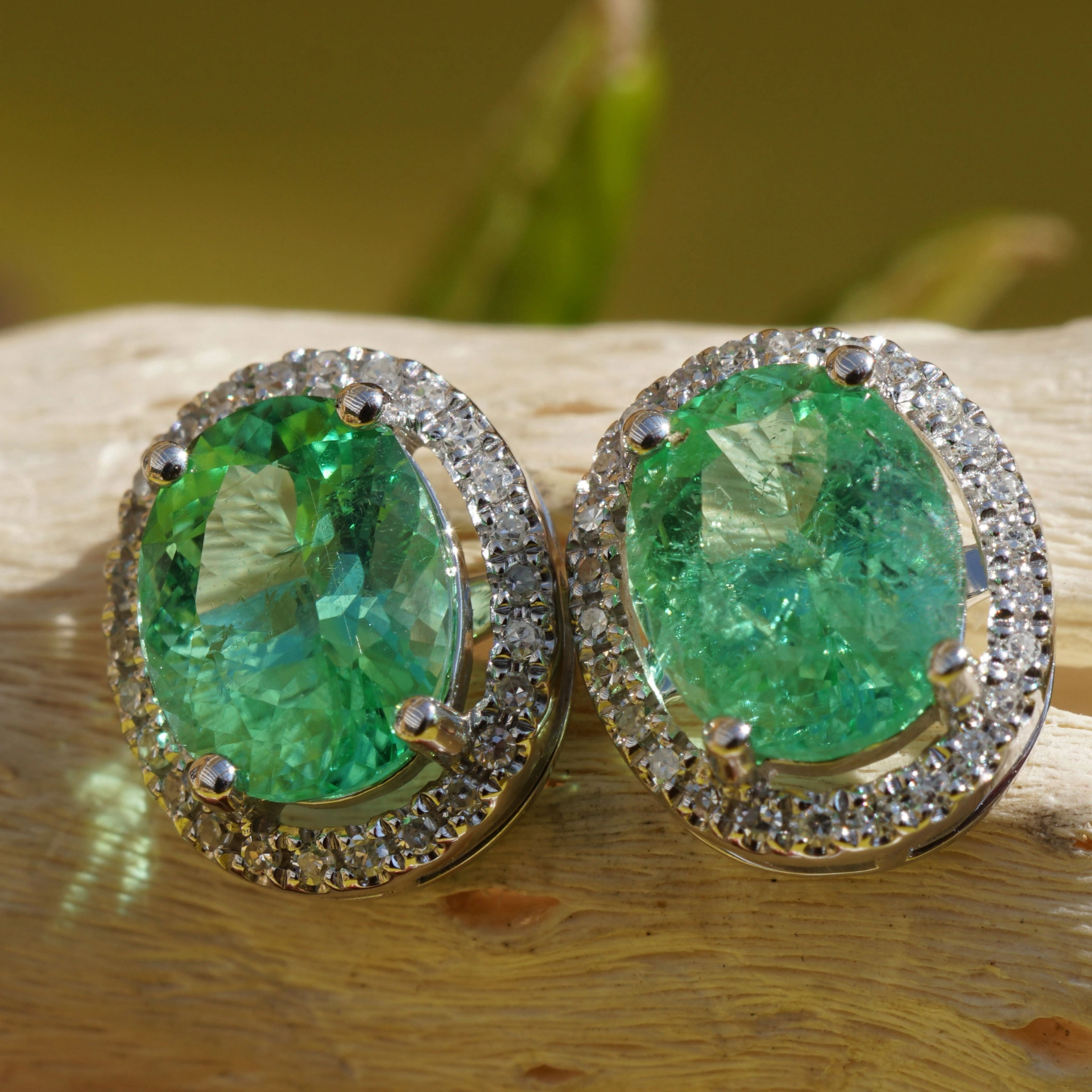 Paraiba Turmalin Ohrstecker 1.70 ct AAA+ 750er Weissgold Diamanten 7x5,5 mm