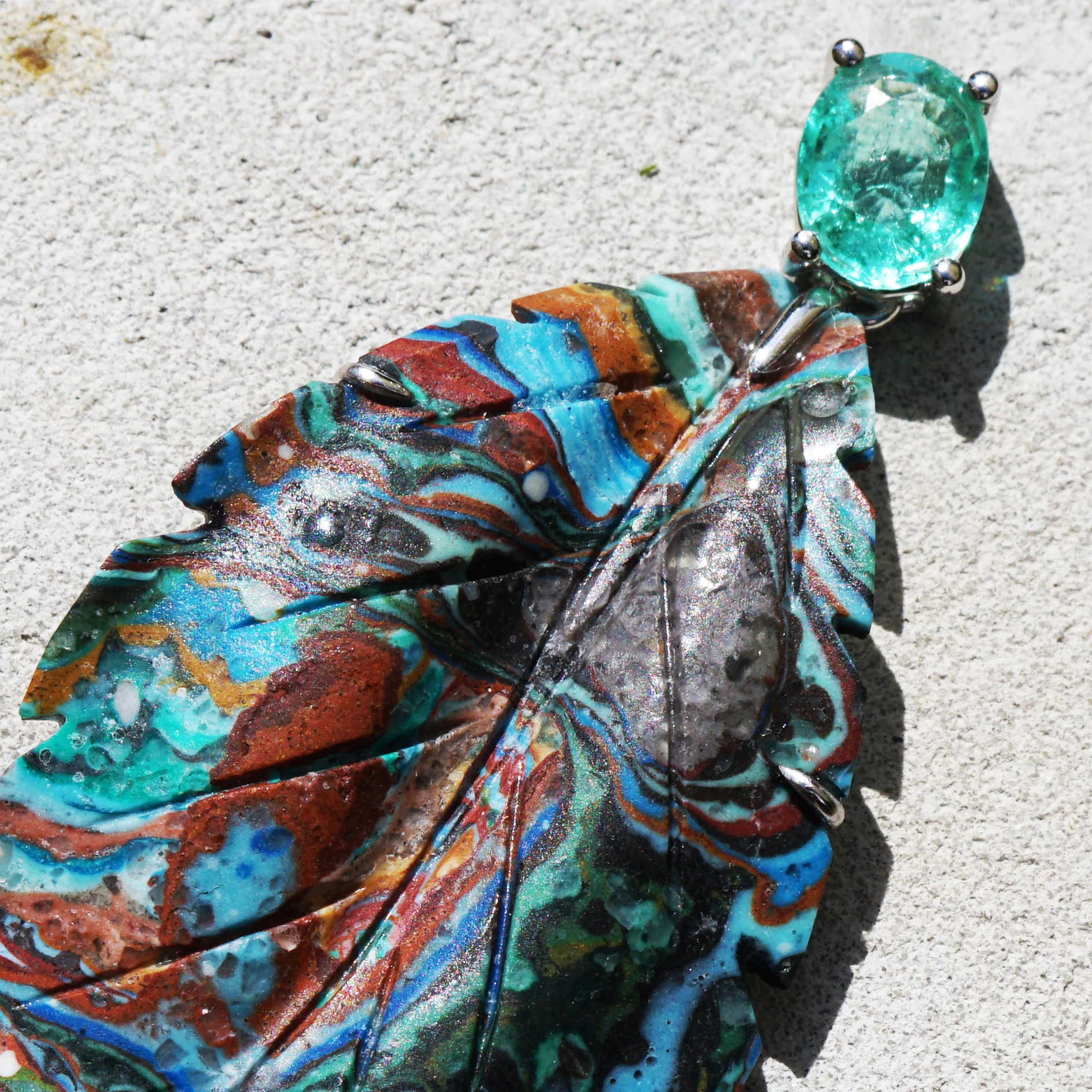 Anhänger Regenbogen Chrysokoll Blatt mit Paraiba Turmalin 750er Weissgold