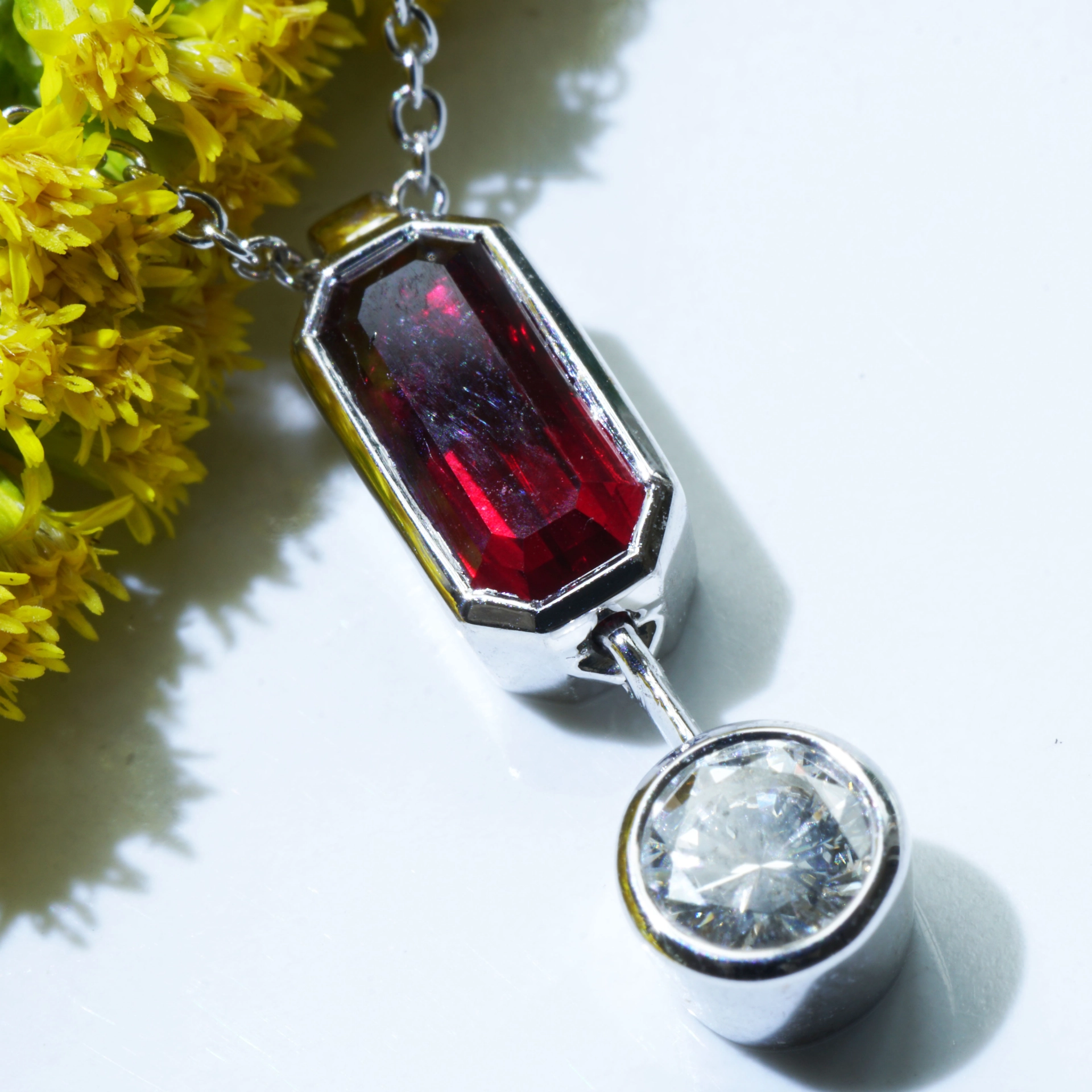 schmuckzicke_Rubin_Brillant_Anh-nger_Kette_750er_Weissgold_unerhitzt_1-03_0-26ct_IGI_High-InvestmentSON09376  Ruby 1.03 ct deep red from Mozambique IGI certificate baguette fullcut diamond of 0.26 ct TCR / VVS1
