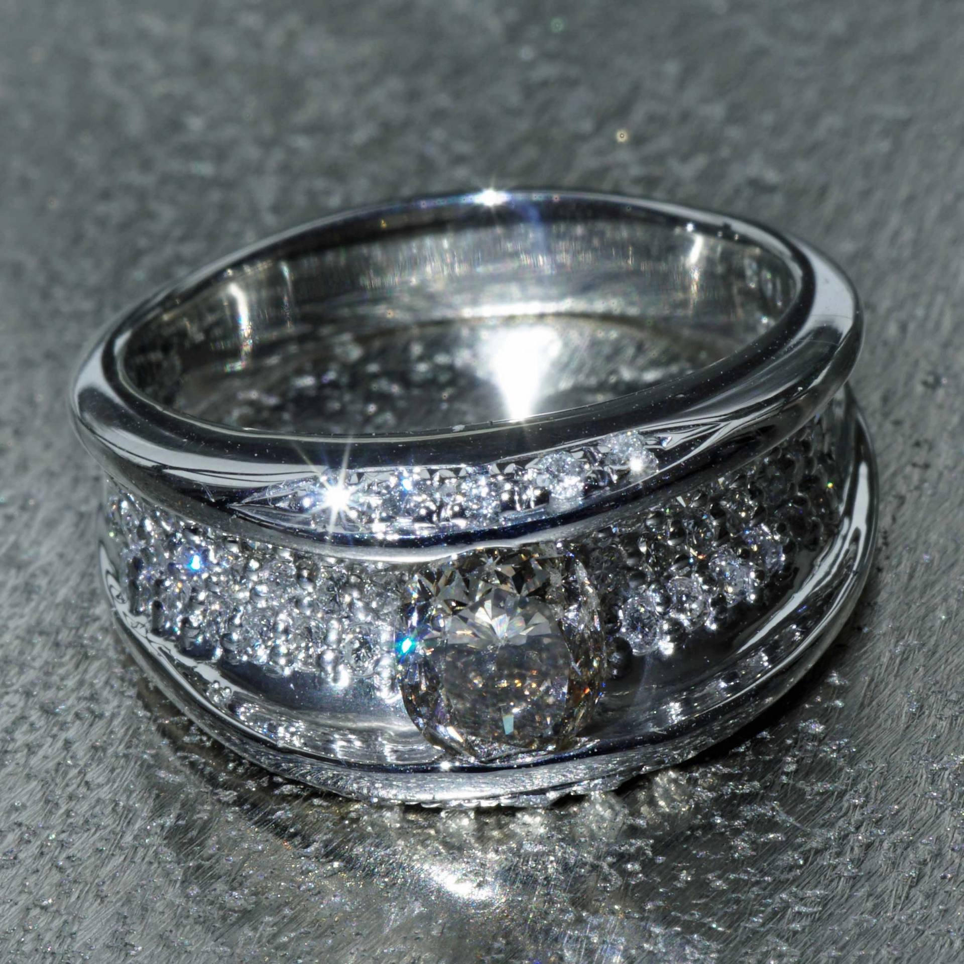 Brilliant Ring with great high-class contrast 0.58 ct 1.03 ct light brown white 