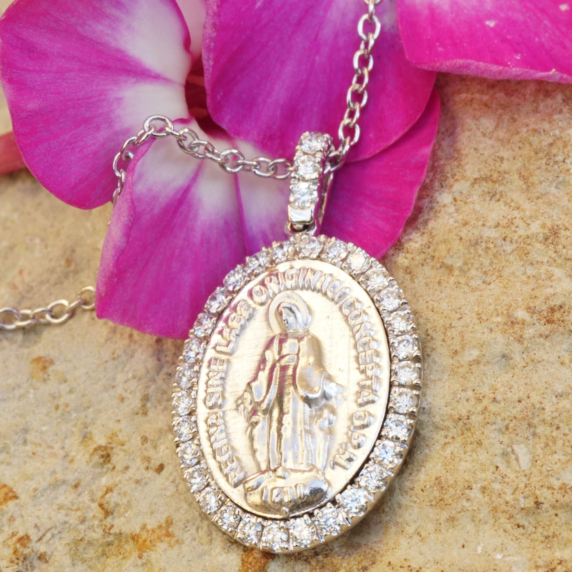sweet madonna pendant made in italy, perfectly set in 750 white gold,