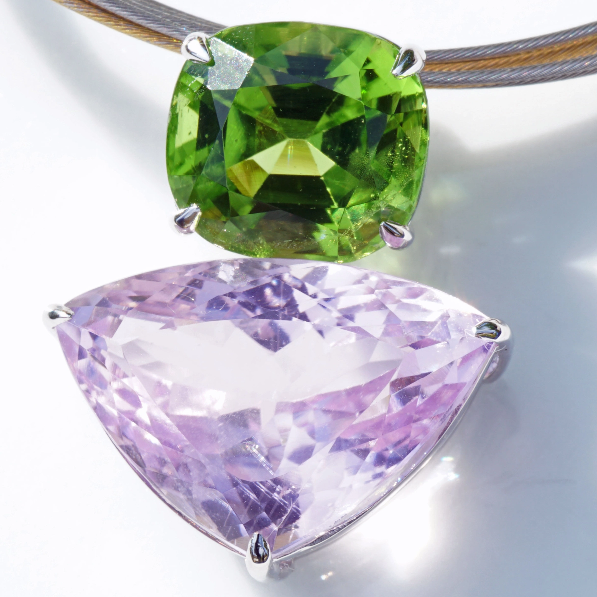 Pendant with mint green peridot of 11 x 10 mm, 6.62 ct, AAA, Afghanistan, cushion shape, and  pink bluish kunzite of 20 x 30 mm