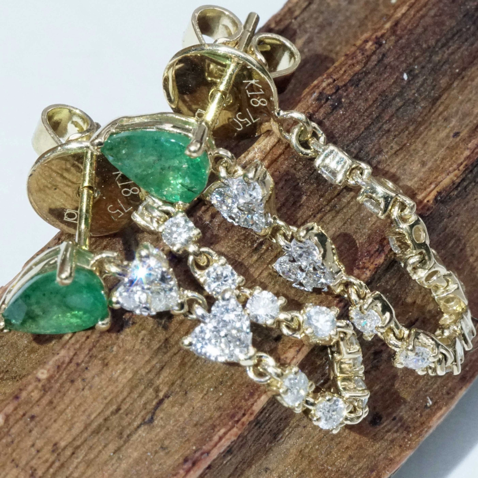Emerald Brilliant Earring Studs 18 kt Yellow Gold...Chain Style very trendy