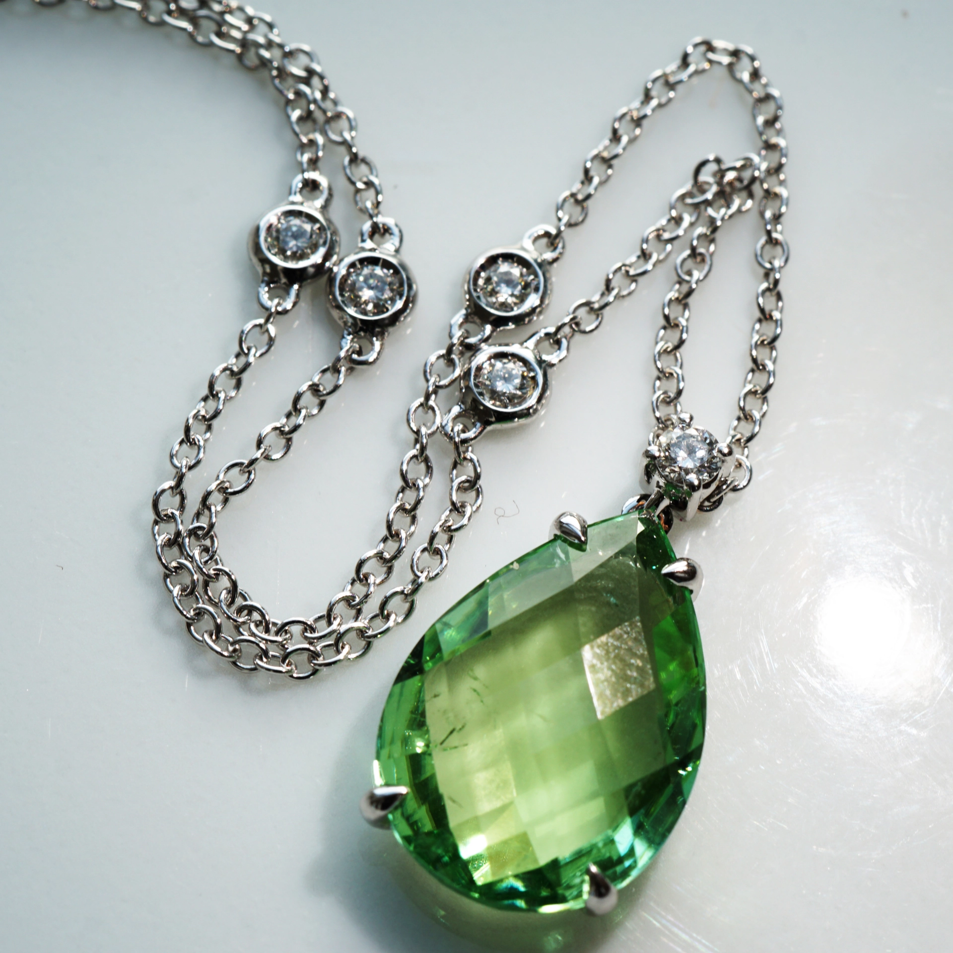 Peridot Brillant Collier 43 cm 750er Weissgold 5 ct 0.13 ct mintfarben Pakistan