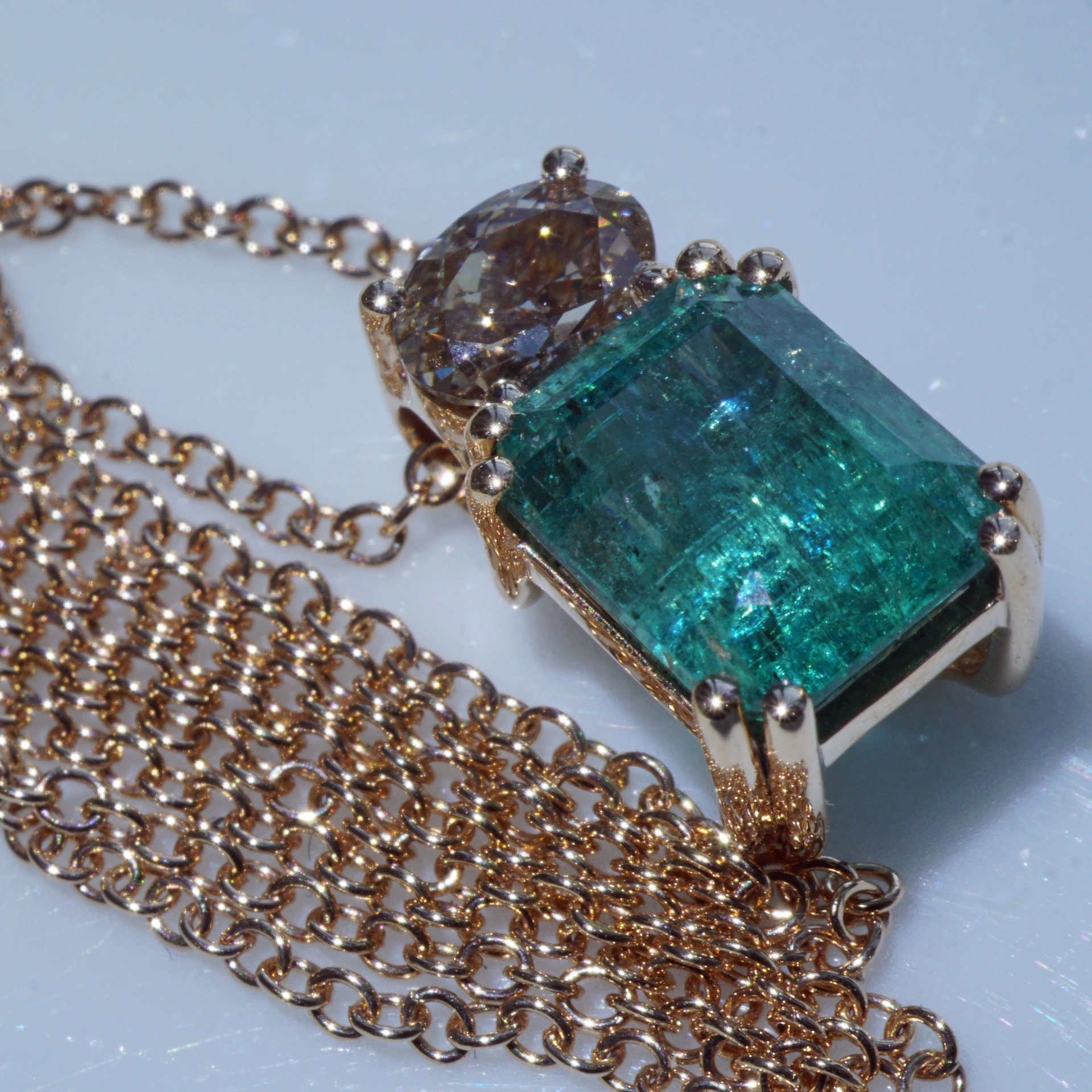 Sambia Emerald Brilliant Pendant with Chain 18 kt Yellow Gold 2.49 ct 0.51 ct IGI Expertise