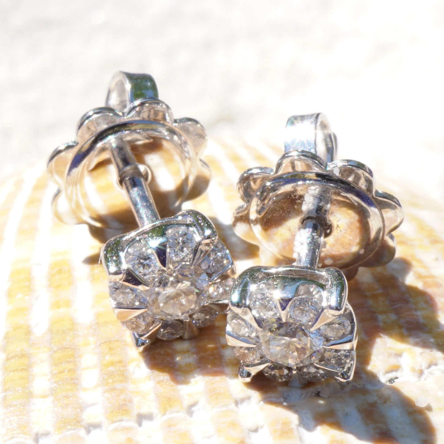 Diamond Earsticks 18 kt Whitegold 0.28 ct TW / VS....looks like Halfcarat