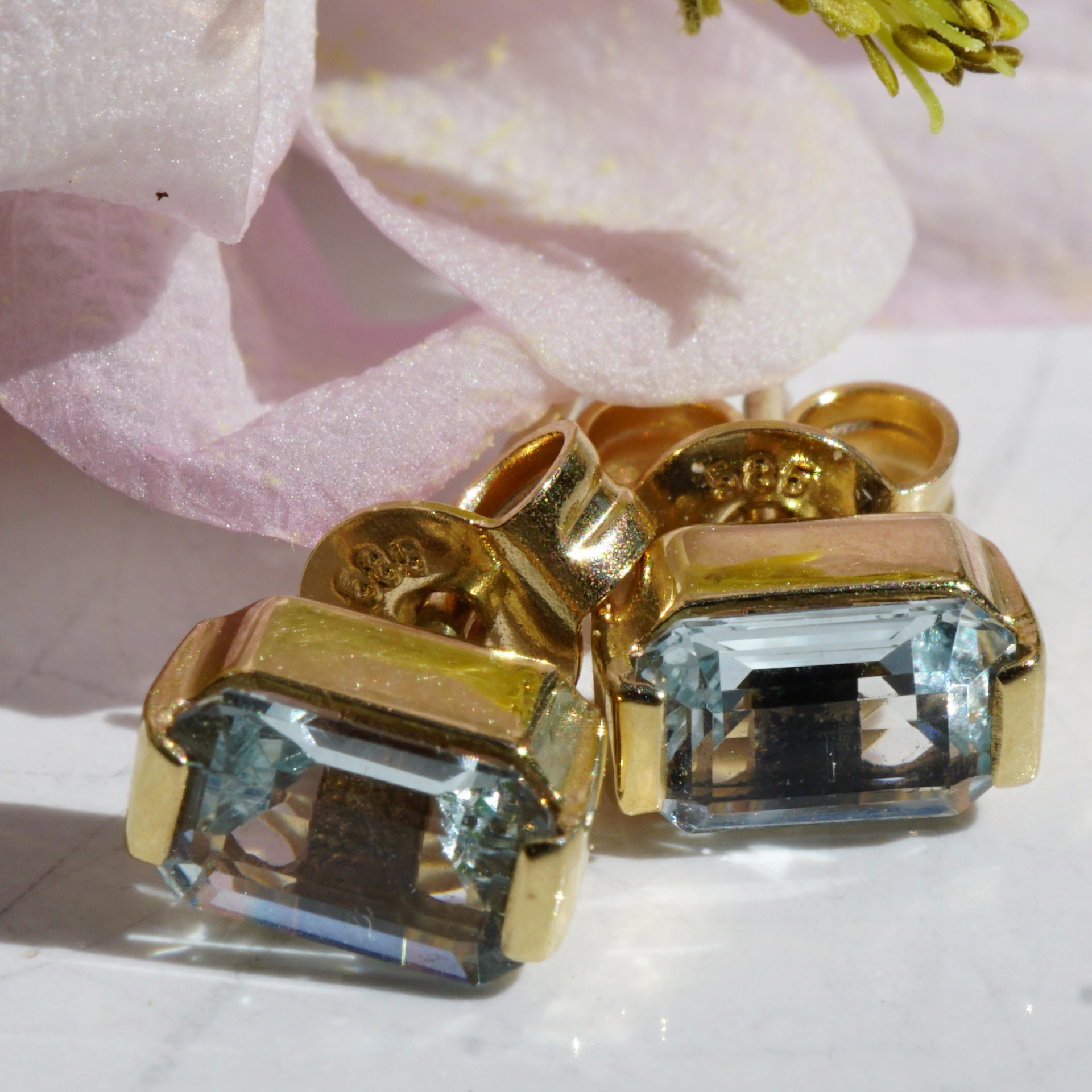 Aquamarin Ohrstecker 585er Gold 14 kt Gelbgold ca. 10 x 5 mm groß
