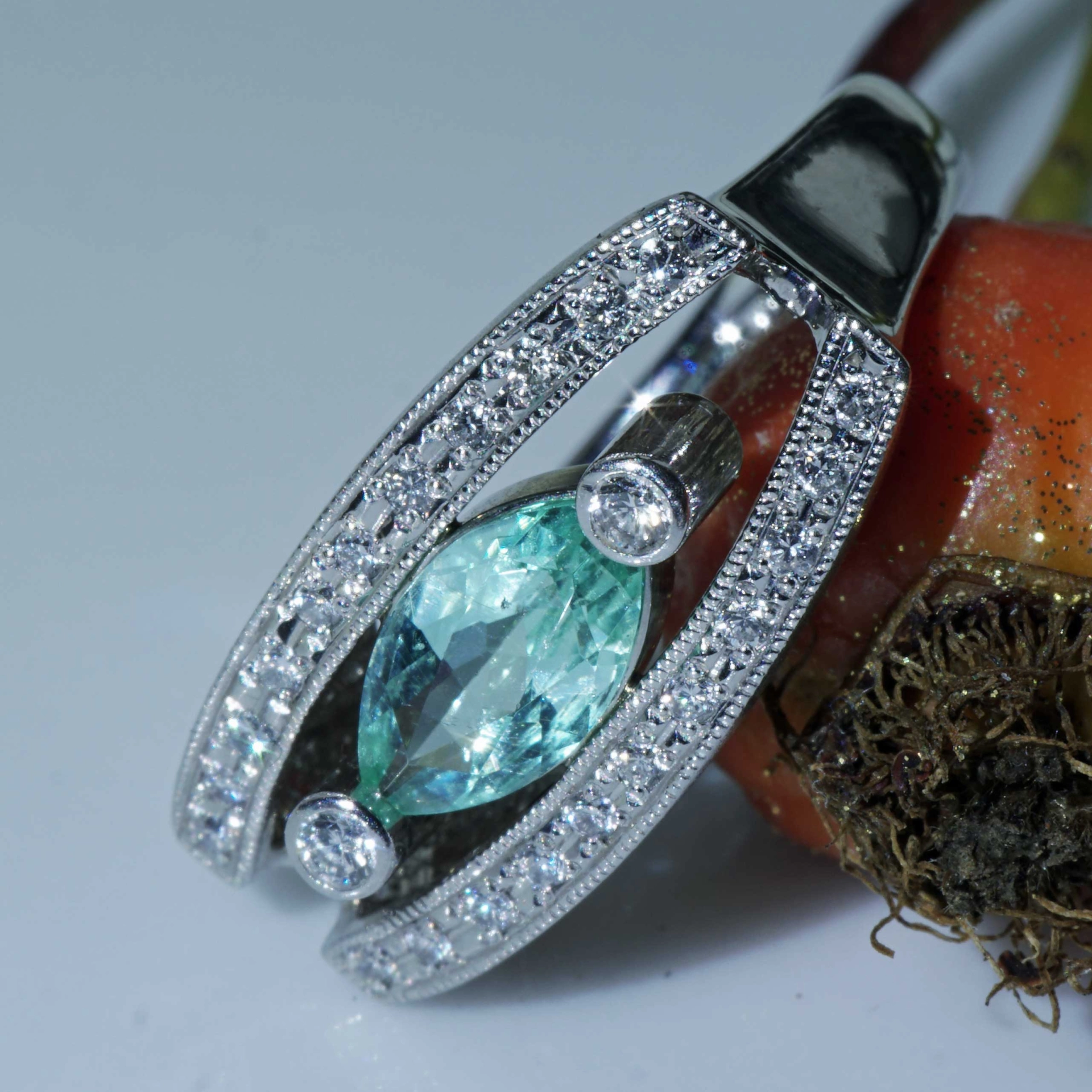 Paraiba Brilliant Ring 0.847 ct 0.28 ct Platinum almost eyeclear