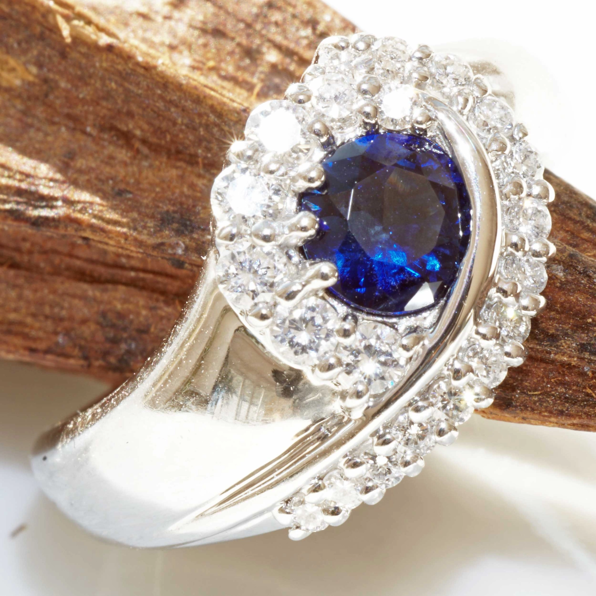 Saphire Diamond Ring Platinum 0.62 ct 0.34 ct...what a fine Quality...