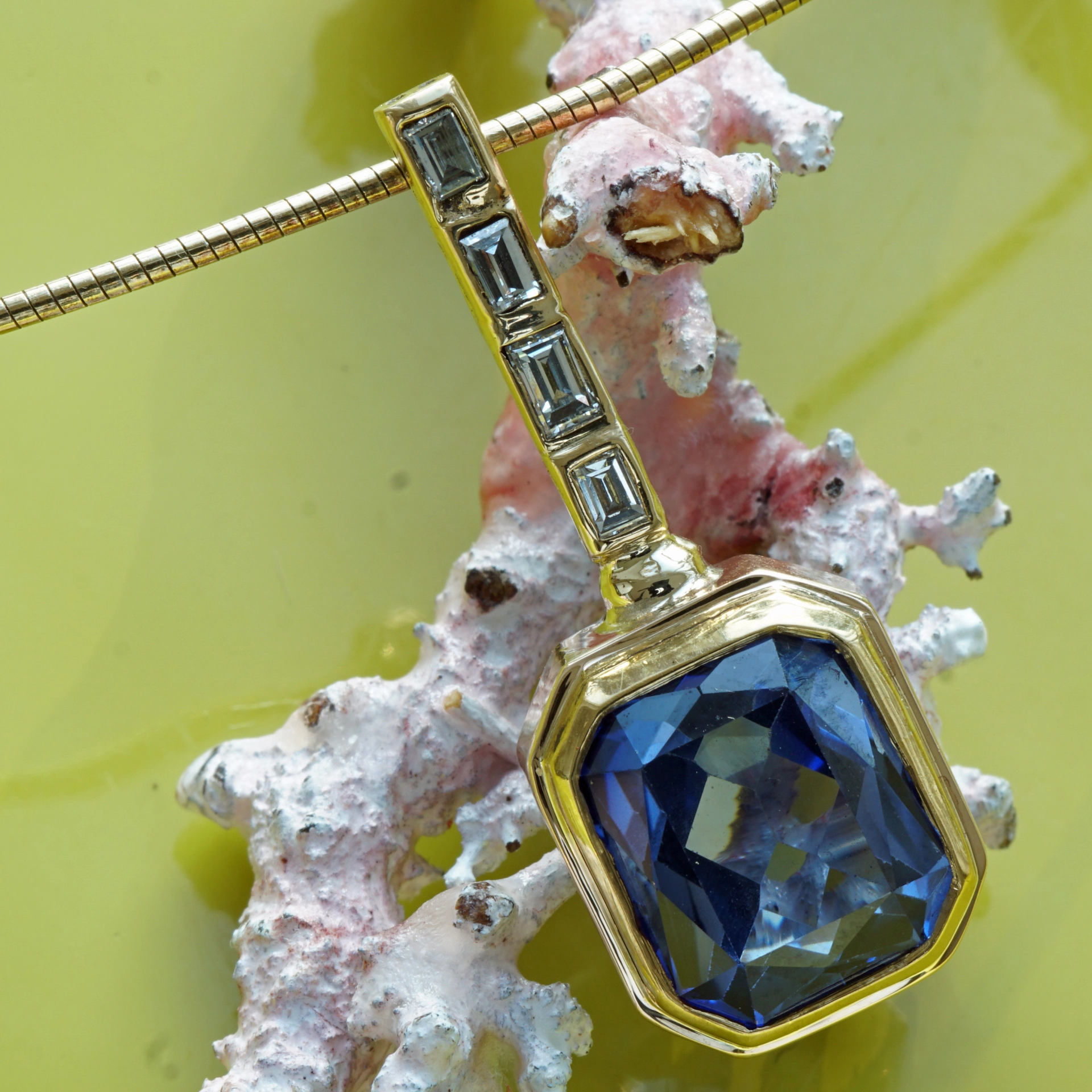 Iolith Diamond Earring and Pendant 18 kt Yellowgold....Kaschmircolor