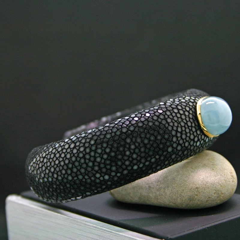Aquamarin Stingray Bracelet 14 kt Yellow Gold...Sky Blue