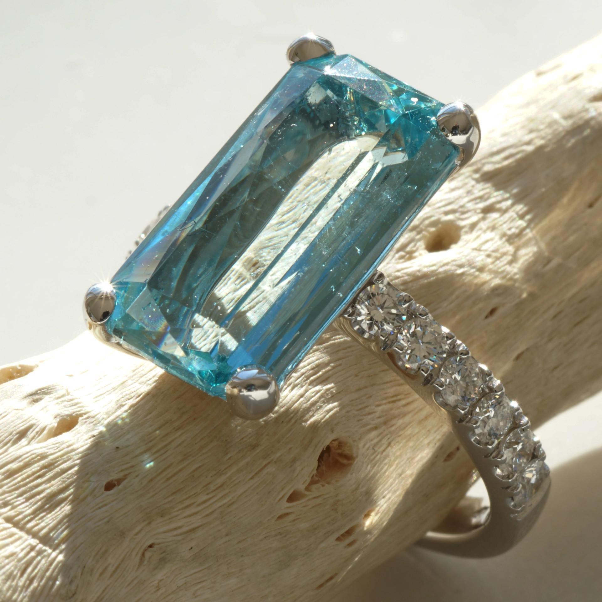 Aquamarine diamond ring, 5.09 ct, 0.44 ct, AAA + TW VVS ..... DIVINE BLUE