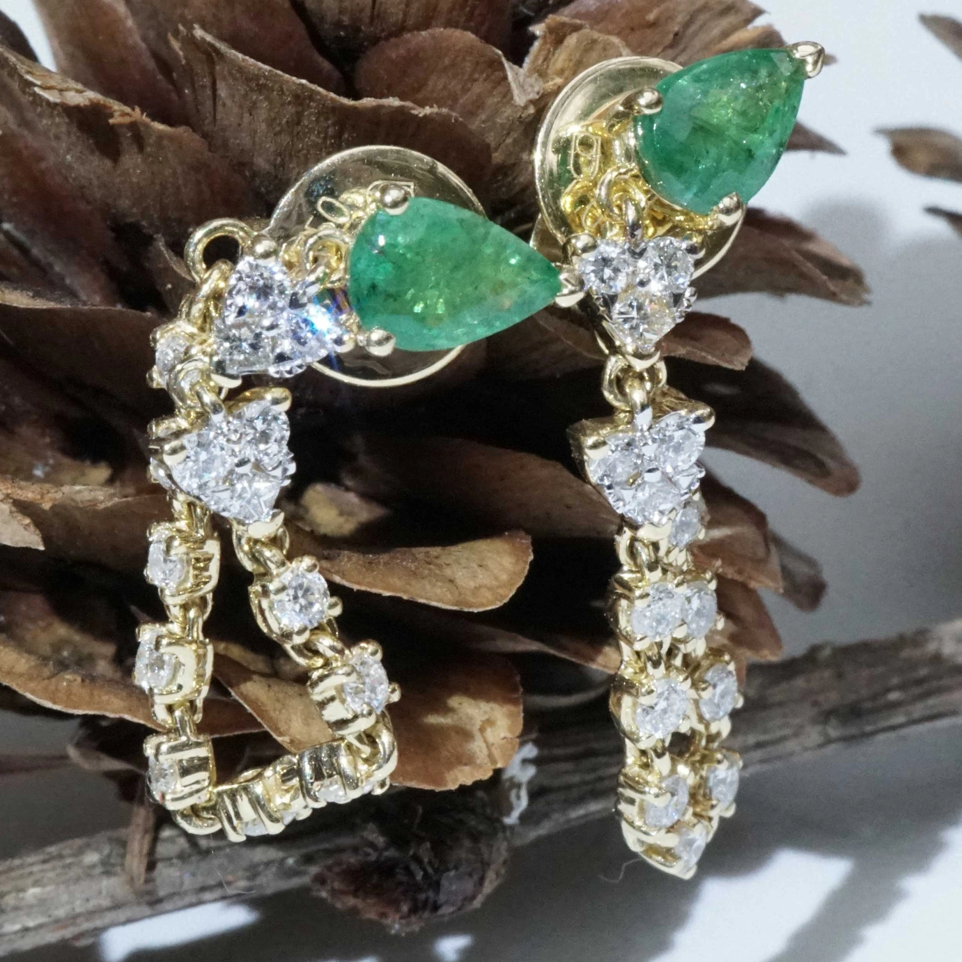 Emerald Brilliant Earring Studs 18 kt Yellow Gold...Chain Style very trendy