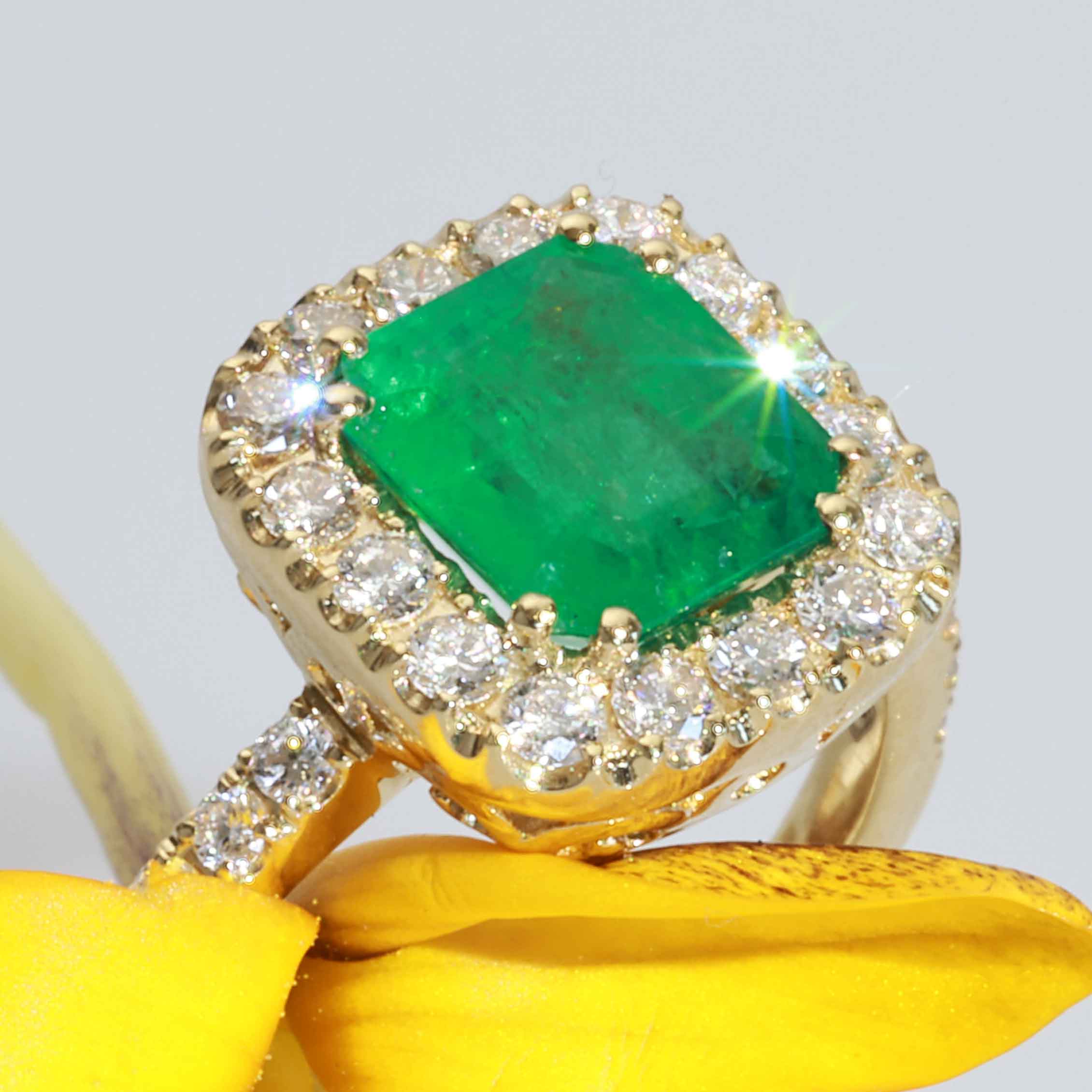 Emerald Brilliant-Cut Ring 1,532 ct / 0.55 ct 750 Yellow Gold – King of Gemstones