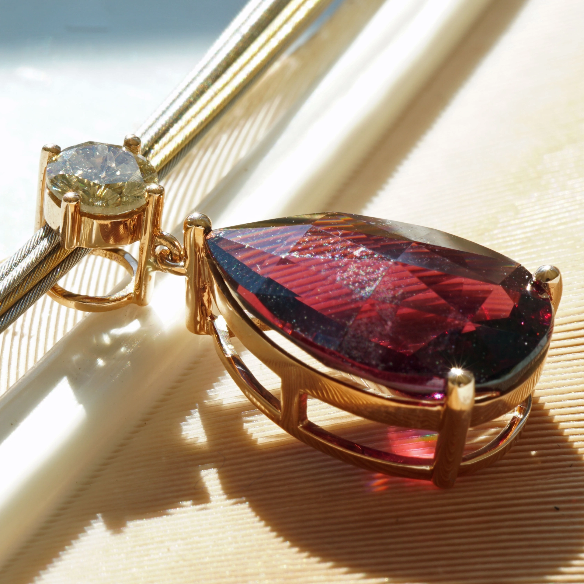 Rhodolithe Garnet 10 ct amazing Color with IGI Diamond